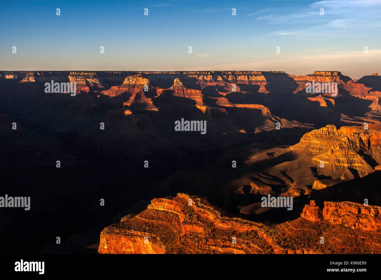 Mit Blick auf die Landschaft der North Rim des Grand Canyon National Park vom South Rim und Hopi Point bei Dämmerung, Arizona, USA. Stockfoto