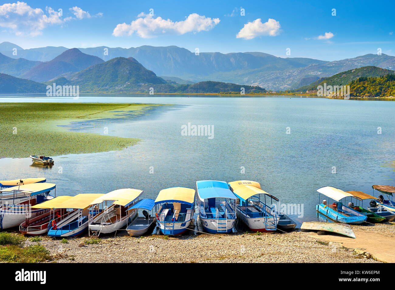 Ausflugsboote warten auf Touristen, Skutarisee, Montenegro Stockfoto