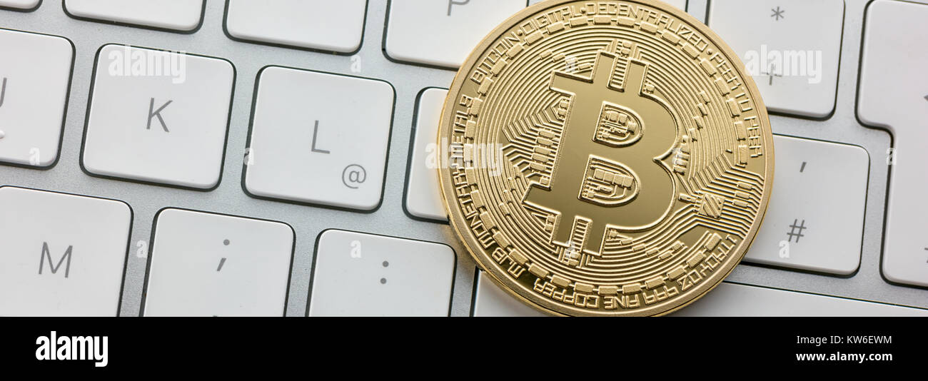 Bitcoin für digitale Währung auf einer Computertastatur Stockfoto