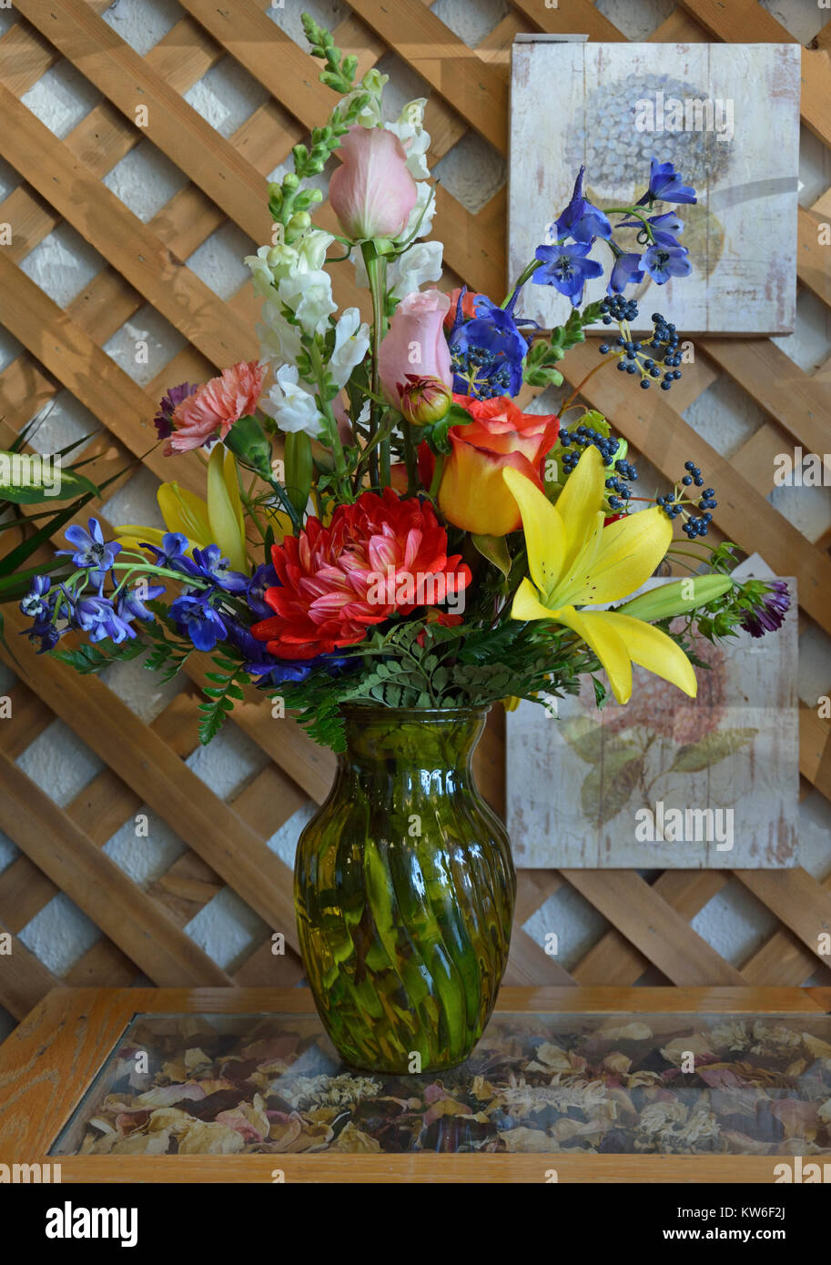 Glas Vase überfüllt mit frisch geschnittenen Garten Blumen einschließlich Dahlien, Lilien und Rosen. Stockfoto