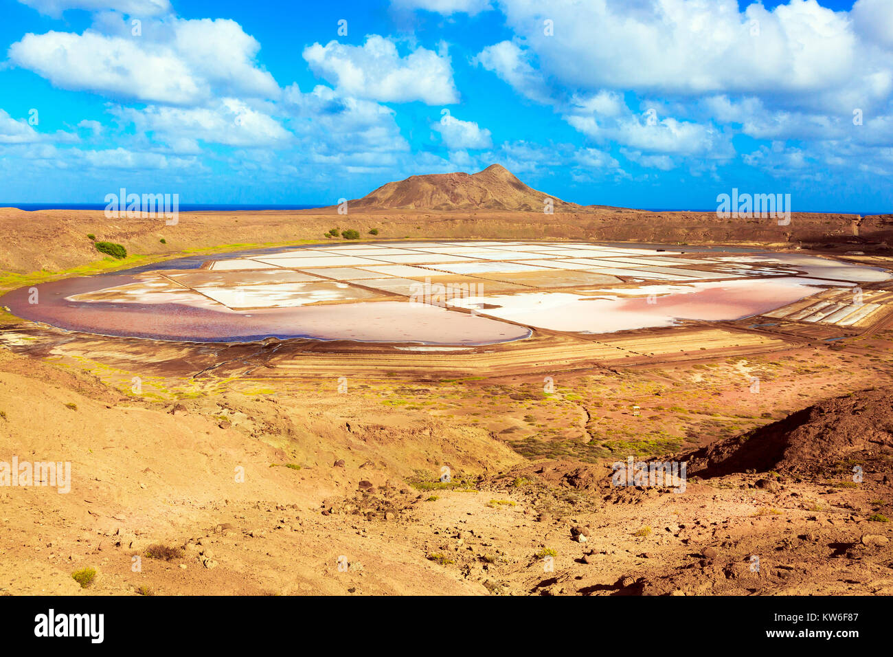 Blick nach Norden auf Monte Grande über die Salinen von Pedra de Lume, Salinas, Kap Verde, Afrika Stockfoto