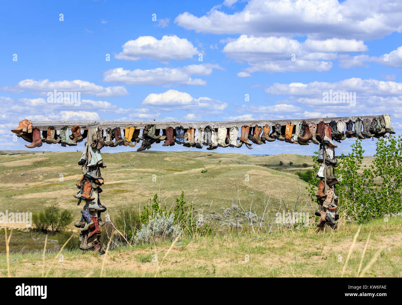 Alte Cowboy Stiefeln hängen an Post, in Erinnerung an John Booth, tolle Sandhills, in der Nähe der Zepter, Saskatchewan, Kanada. Stockfoto