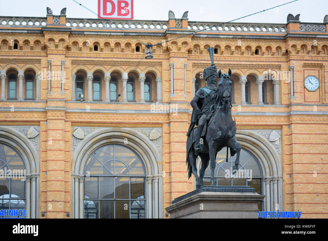 Eingang zum Bahnhof in Hannover mit einer Statue der Bewachung der Front. Stockfoto