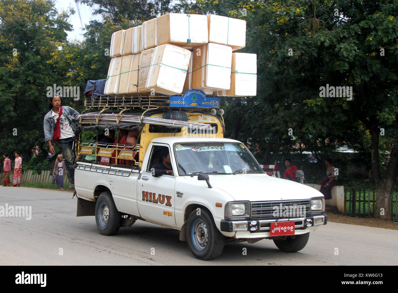 Weißer Pickup Truck mit schweren Fracht auf der Straße in Myanmar Stockfoto