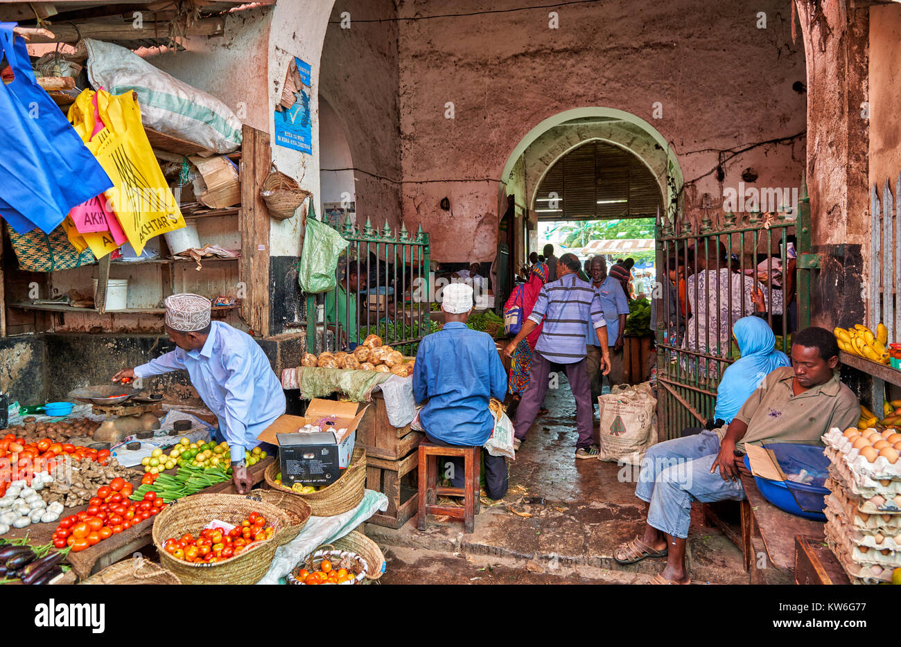 Obst und Gemüse Abteilung auf dem lokalen Markt in Stone Town, UNESCO-Weltkulturerbe, Sansibar, Tansania, Afrika Stockfoto