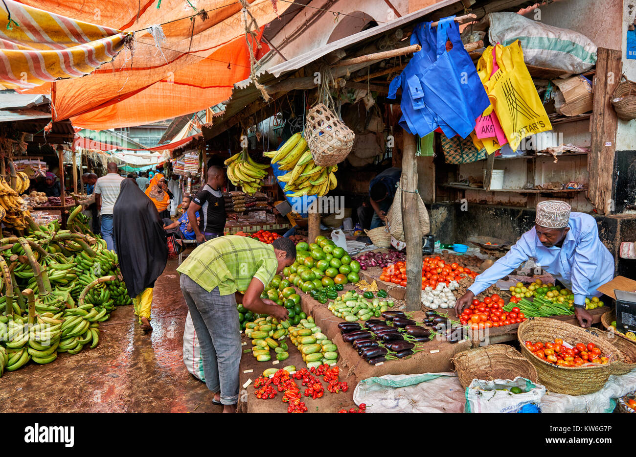 Obst und Gemüse Abteilung auf dem lokalen Markt in Stone Town, UNESCO-Weltkulturerbe, Sansibar, Tansania, Afrika Stockfoto