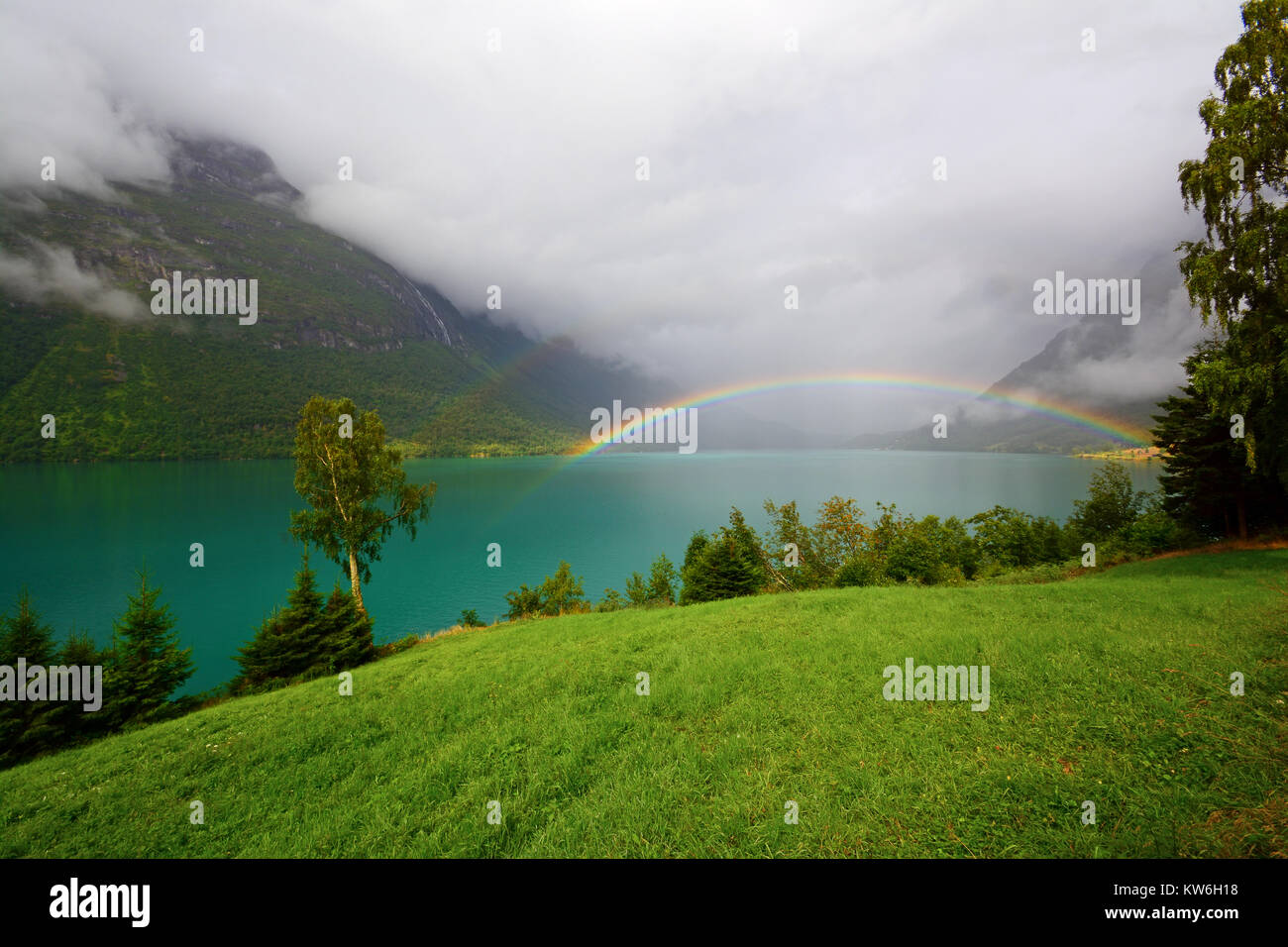 Regenbogen über einen Gletscher See, Norwegen Stockfoto