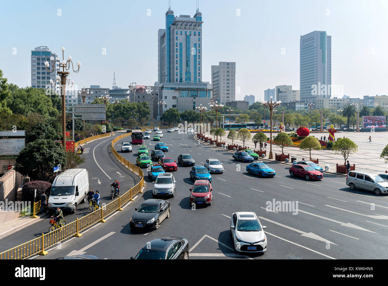 Nanchang Street - Autos langsam bewegen sich in der geschäftigen Straße auf der Seite der Bayi Square in der Innenstadt von Hefei, Jiangxi, China. Stockfoto