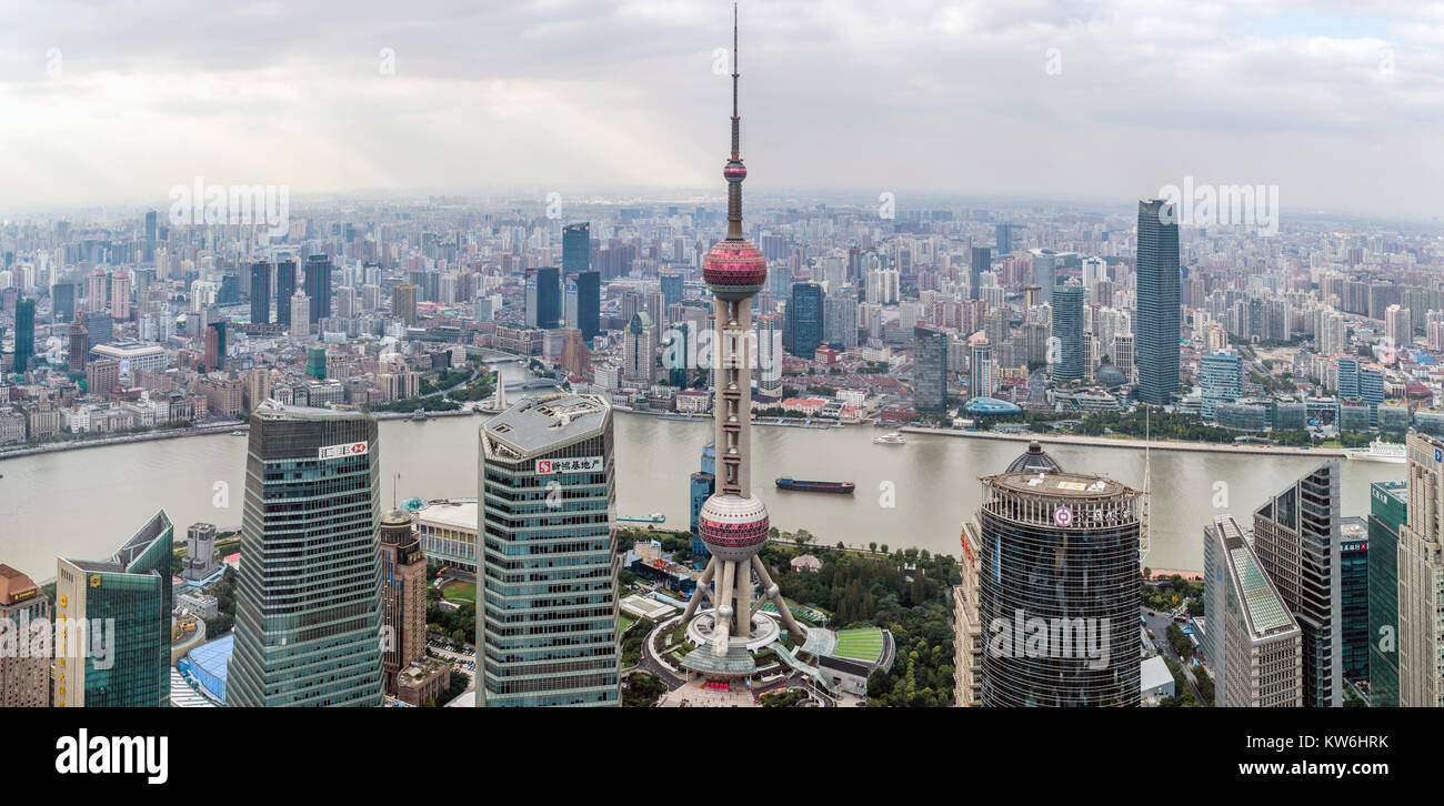 Überblick über die Innenstadt von Shanghai - Eine Antenne Panoramablick auf moderne Skyline der Innenstadt von Shanghai am Ufer des Huangpu Fluss, Shanghai, China. Stockfoto Überblick über die Innenstadt von Shanghai - Eine Antenne Panoramablick auf moderne Skyline der Innenstadt von Shanghai am Ufer des Huangpu Fluss, Shanghai, China. Stockfoto