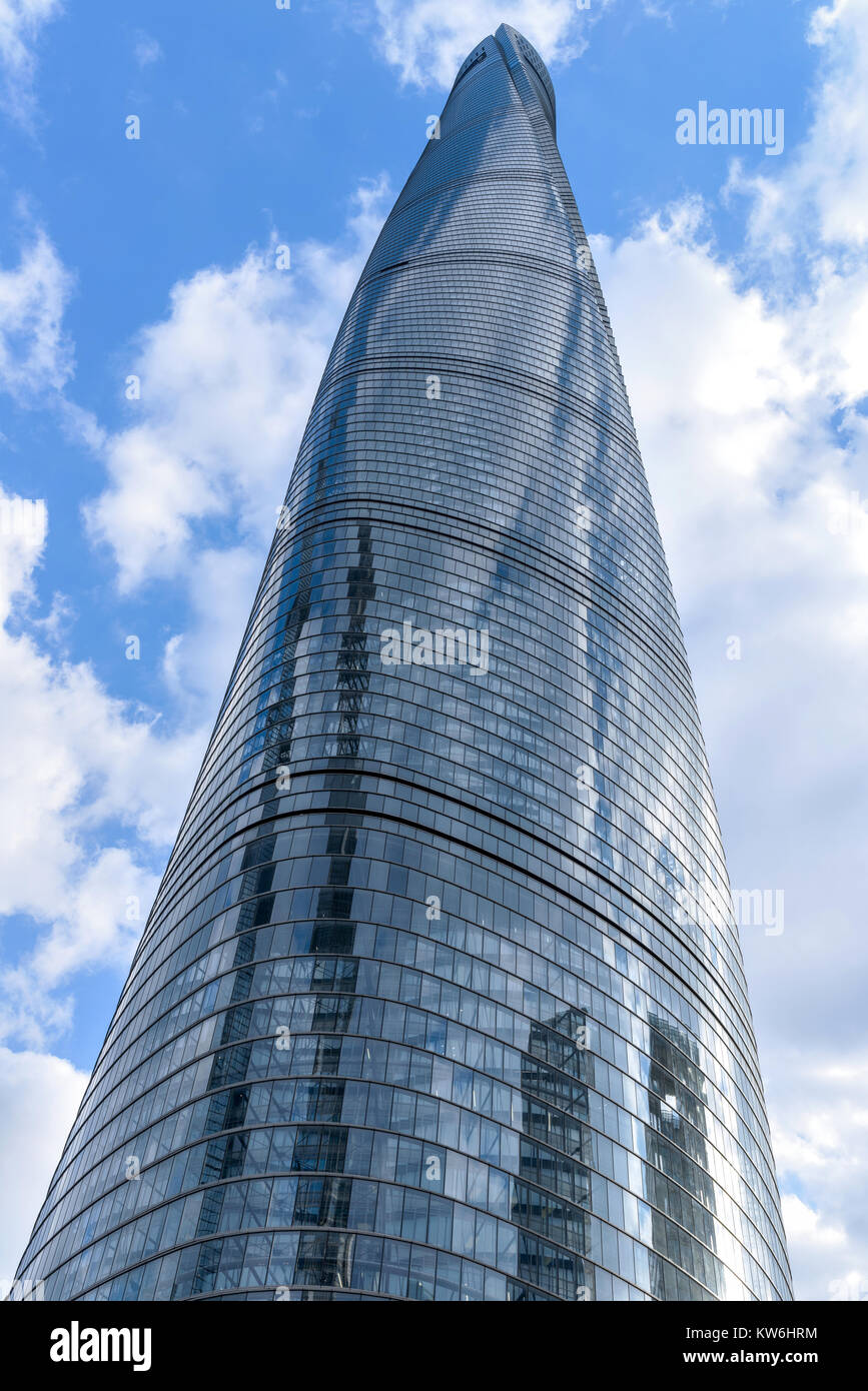 Shanghai Tower - einer vollen Blick auf shinning Modernes Glas und Stahl Shanghai Tower (632 meter bzw. 2.073 ft), den höchsten Wolkenkratzer in Shanghai. Stockfoto