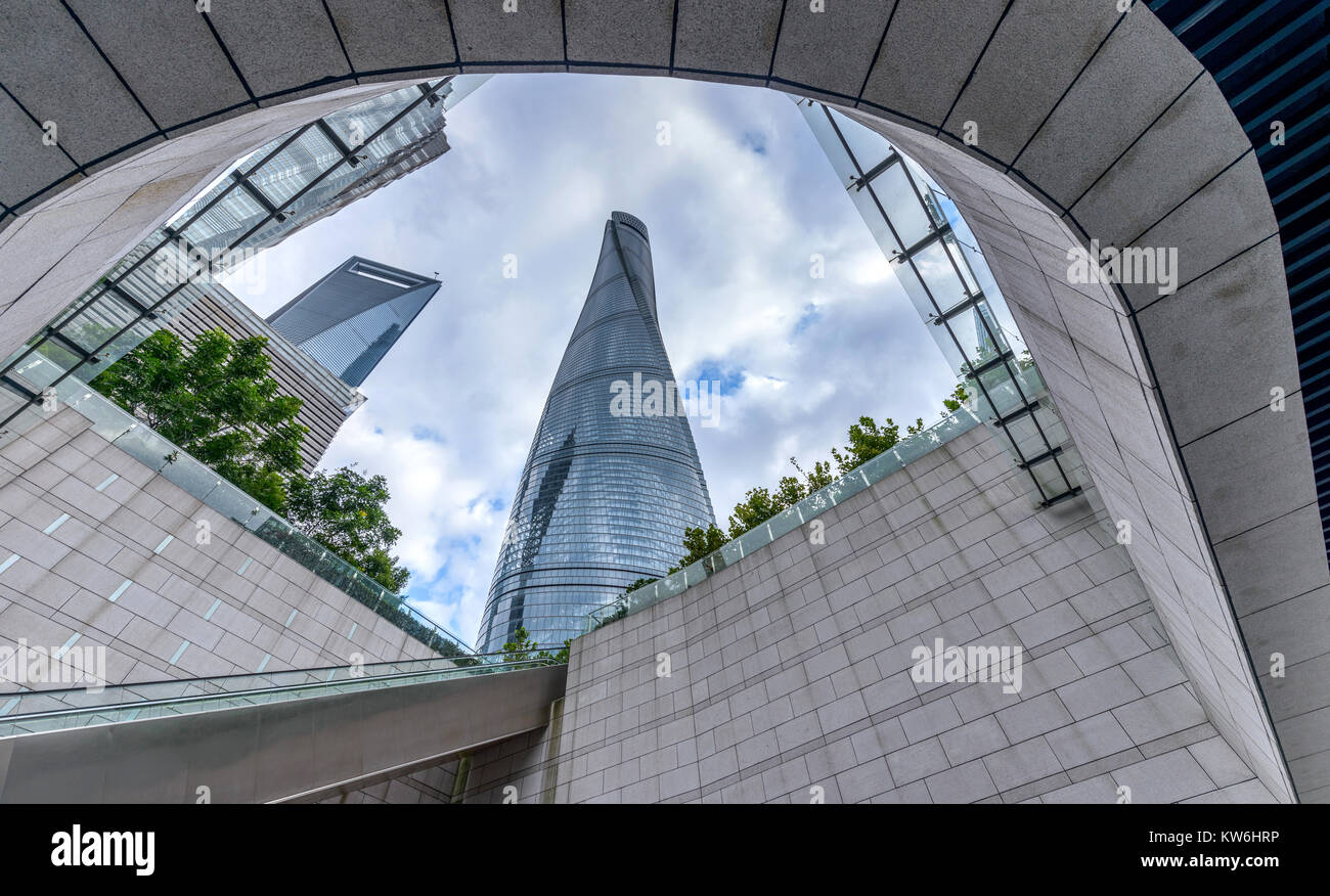 Shanghai Tower-low-angle Blick auf Shanghai Tower, dem höchsten Wolkenkratzer von Shanghai, vom Eingang einer U-Bahn-Station, bei Lujiazui, Shanghai, China Stockfoto
