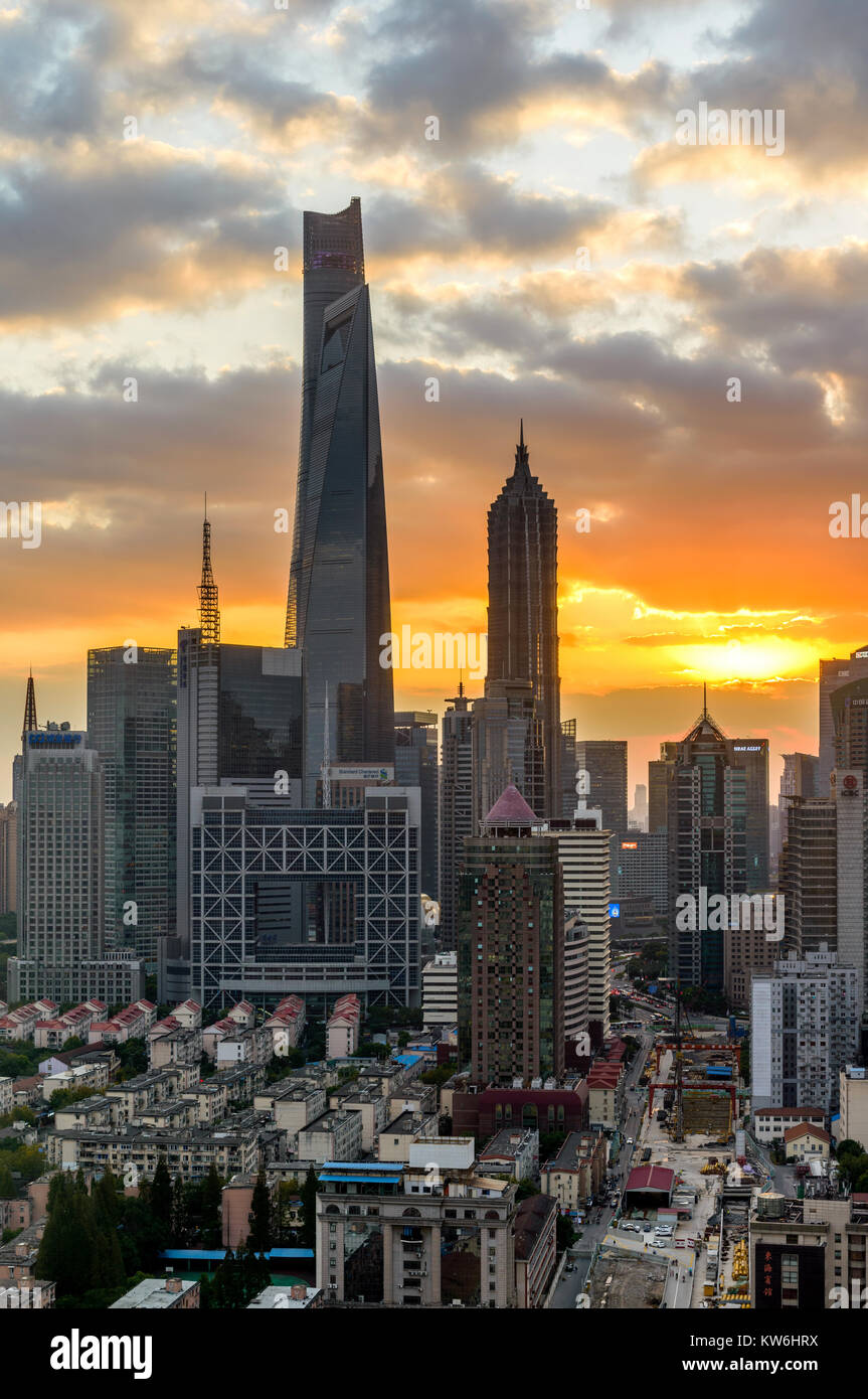 Sonnenuntergang Shanghai - Vertikal - ein Sonnenuntergang Blick auf die drei höchsten Wolkenkratzer der Stadt Shanghai Tower, Shanghai World Financial Center und Jin Mao Tower. Stockfoto