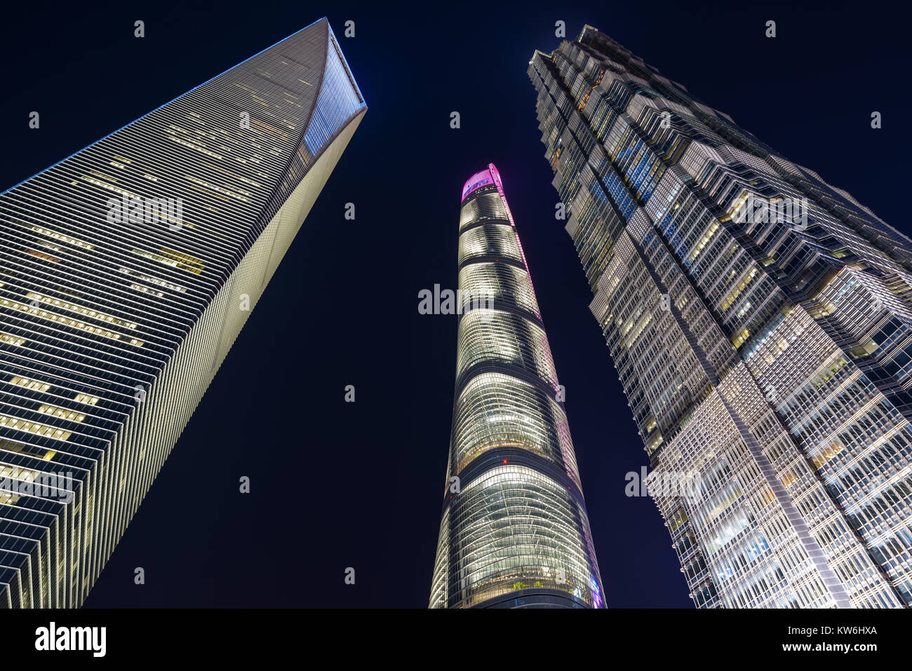 Die Wolkenkratzer Shanghai bei Nacht Shanghai Tower, Mitte, neben dem Shanghai World Financial Center, Links, und dem Jinmao Tower, Lujiazui, Shanghai. Stockfoto