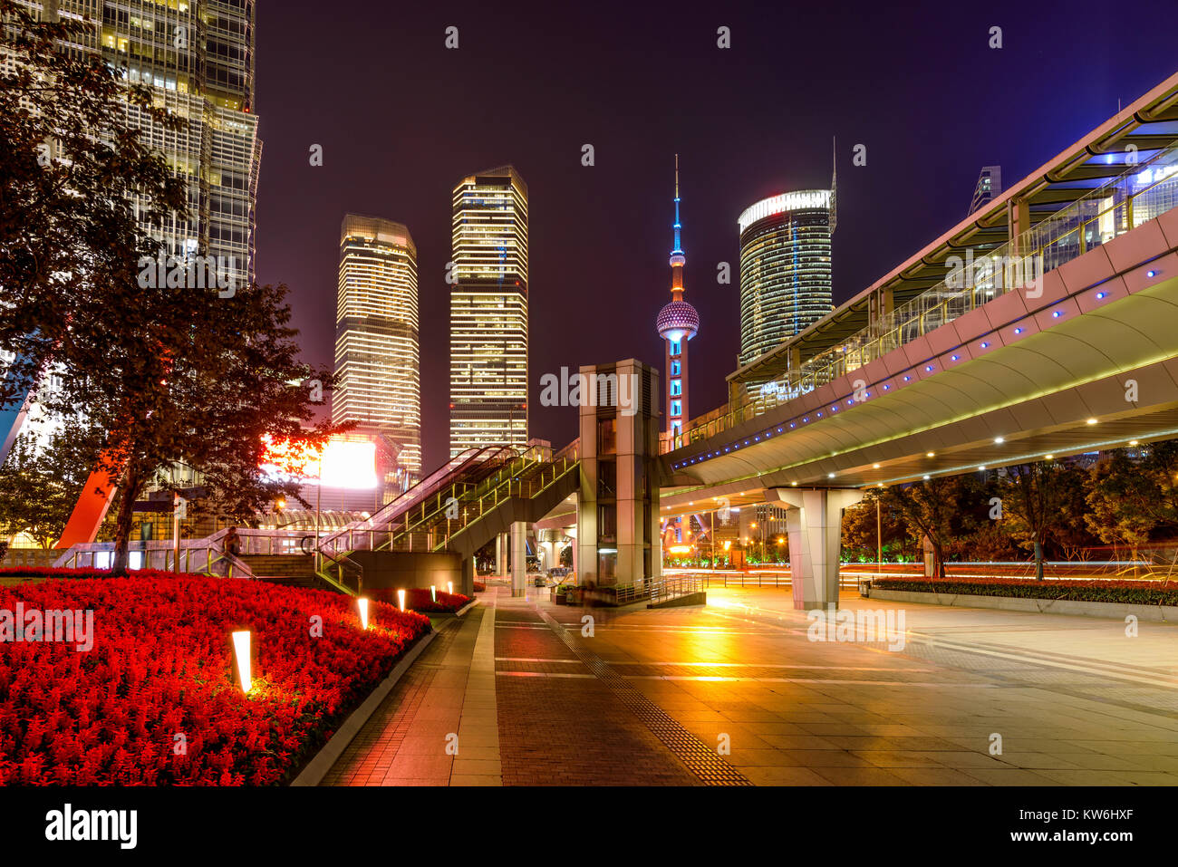 Century Avenue bei Nacht - eine Nacht Blick auf breite, helle, farbenfrohe und moderne Bürgersteig der Century Avenue, eine große Straße bei Lujiazui, Shanghai, China. Stockfoto