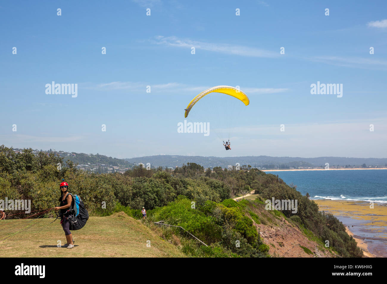 Leute, Paragliding und Drachenfliegen am Long Reef Point, Long Reef aquatische finden, Sydney, Australien Stockfoto