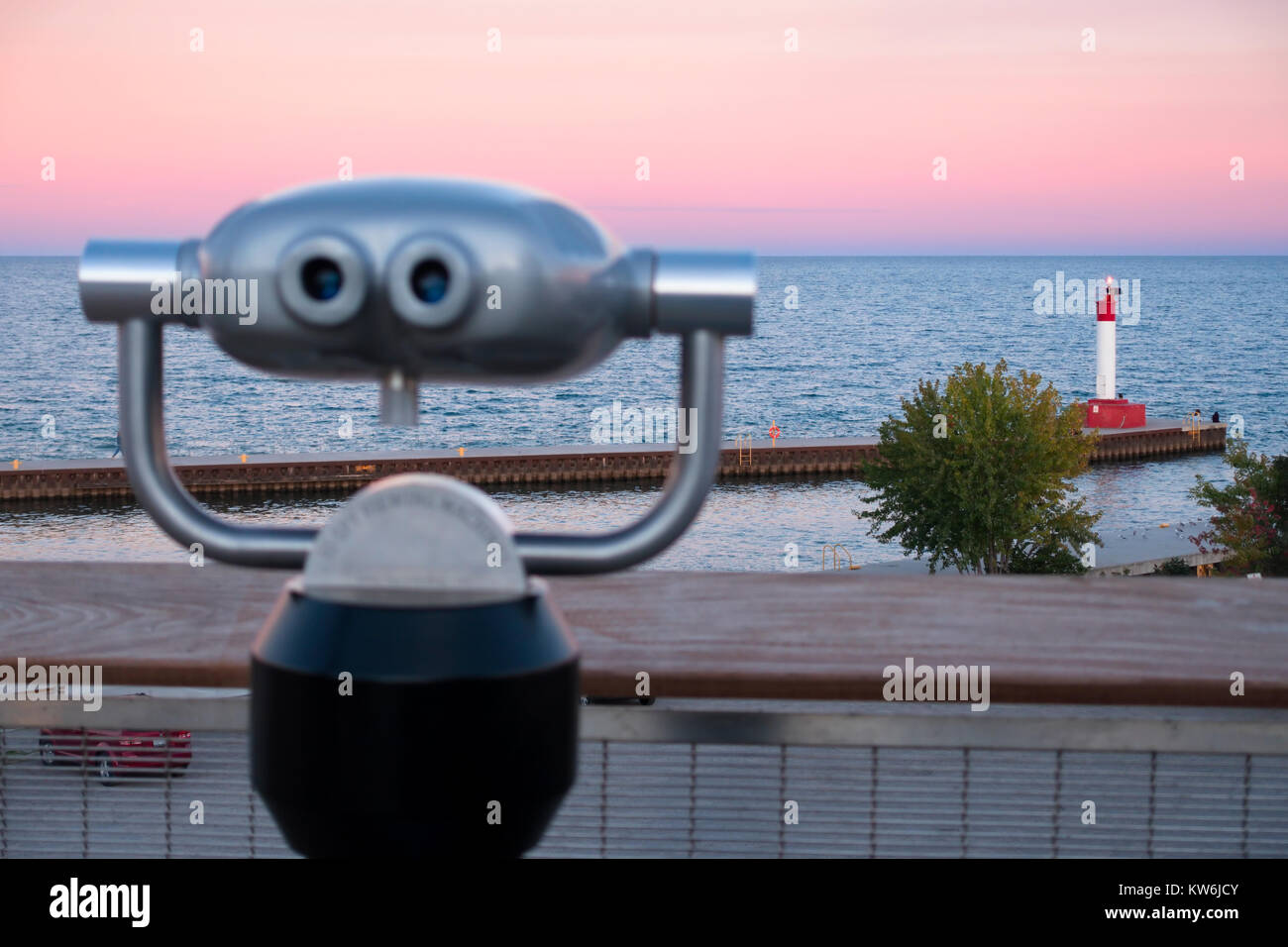 Ein Turm Viewer Mit dem Pier, Leuchtturm und Lake Ontario an der Lakeside Park im Hintergrund, Oakville, Ontario, Kanada. Stockfoto