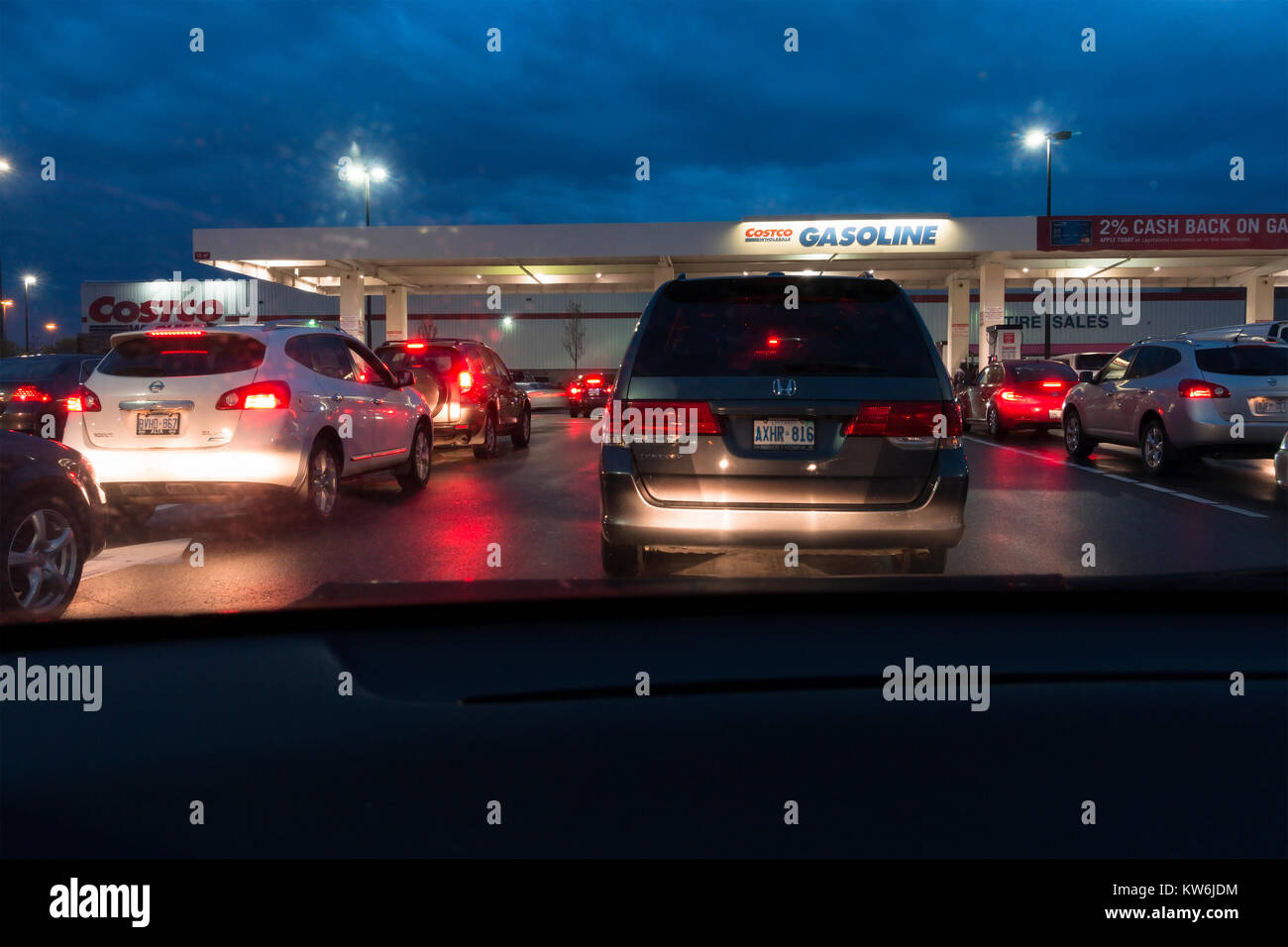 Fahrzeuge aufgereiht an einem Costco Benzin Gas Station in Kanada. Stockfoto