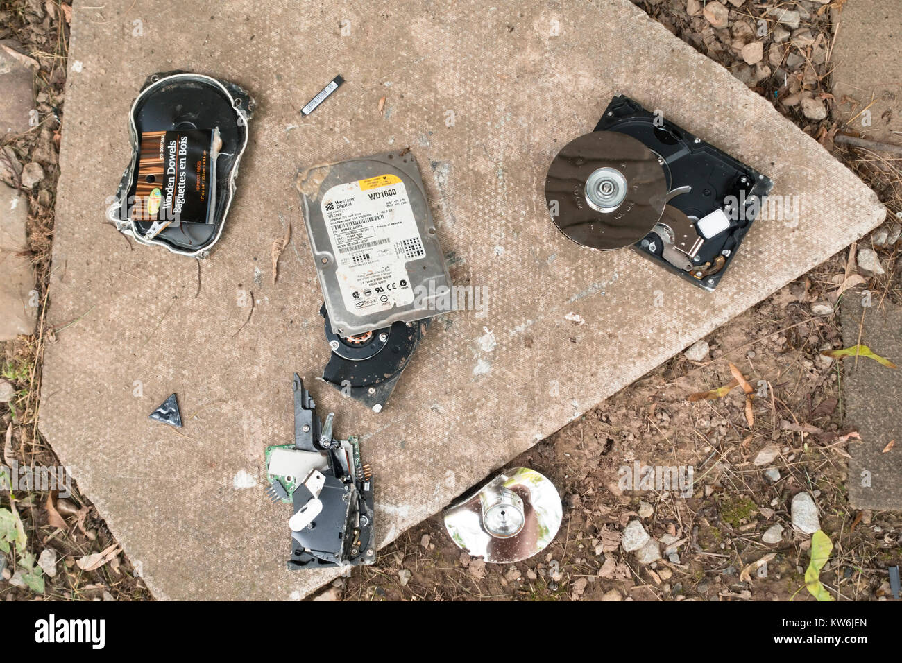 Eine defekte Festplatte HDD auf dem Boden. Stockfoto