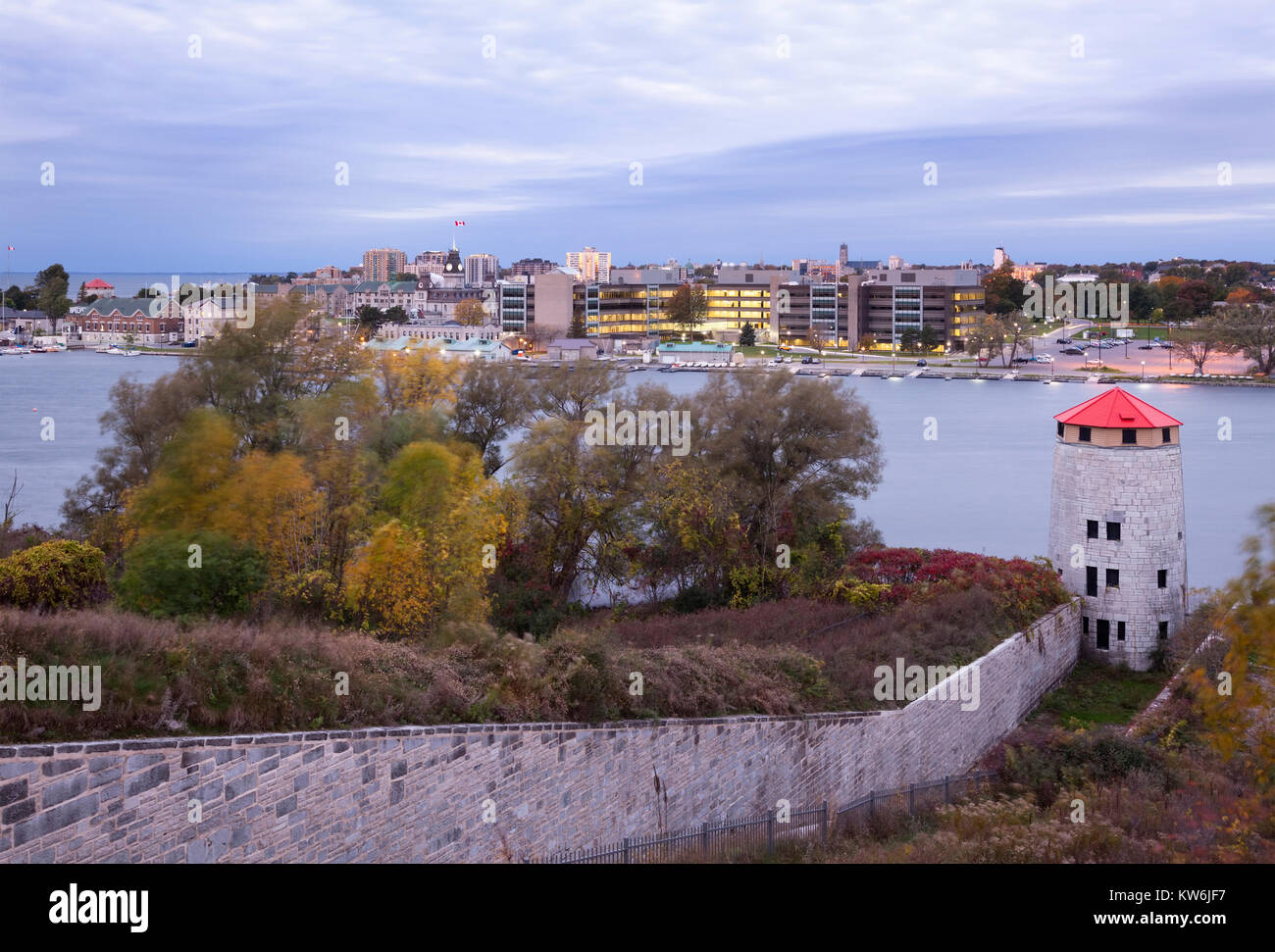 Der Westen Martello Tower am Fort Henry mit dem Kingston Skyline und der Royal Military College von Kanada in Kingston, Ontario, Kanada. Stockfoto