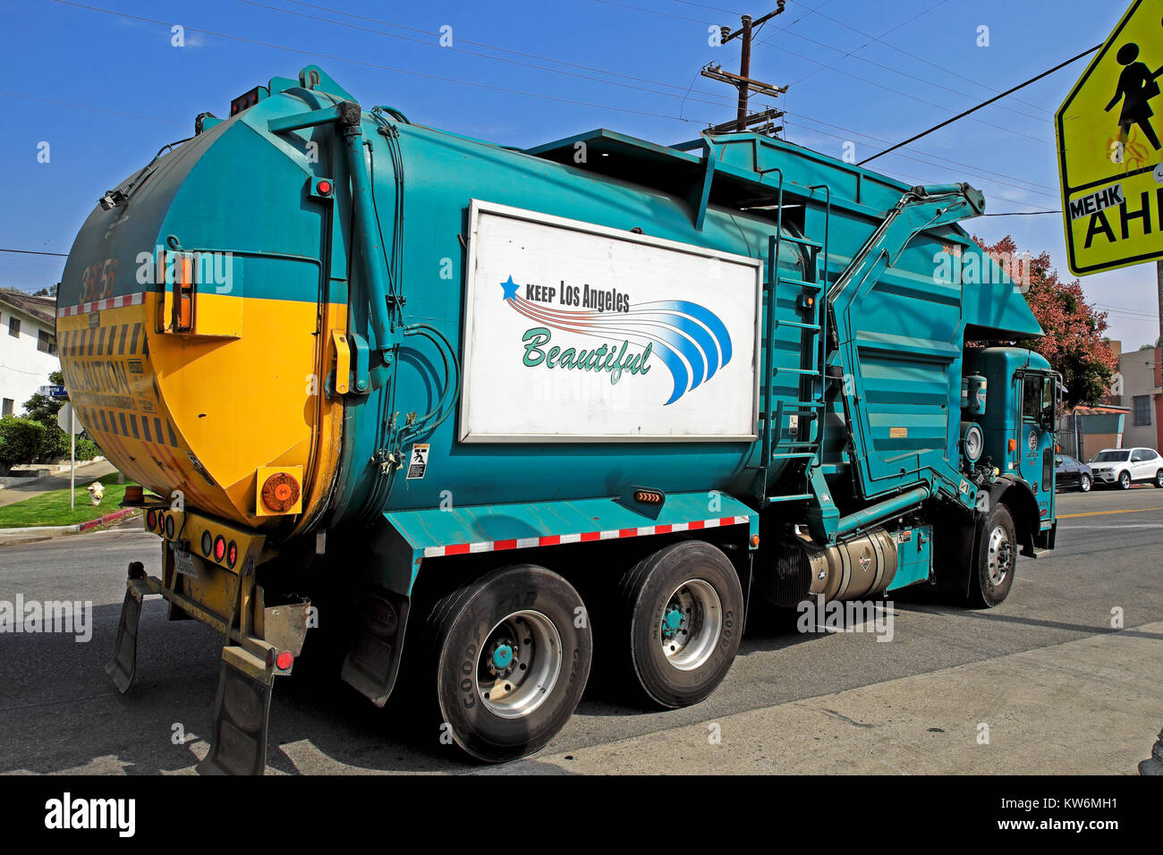 Das Schild „Keep Los Angeles Beautiful“ befindet sich neben einer Müllsammlung oder einem Recycling-Lkw im Viertel Los Feliz, LA California, USA KATHY DEWITT Stockfoto