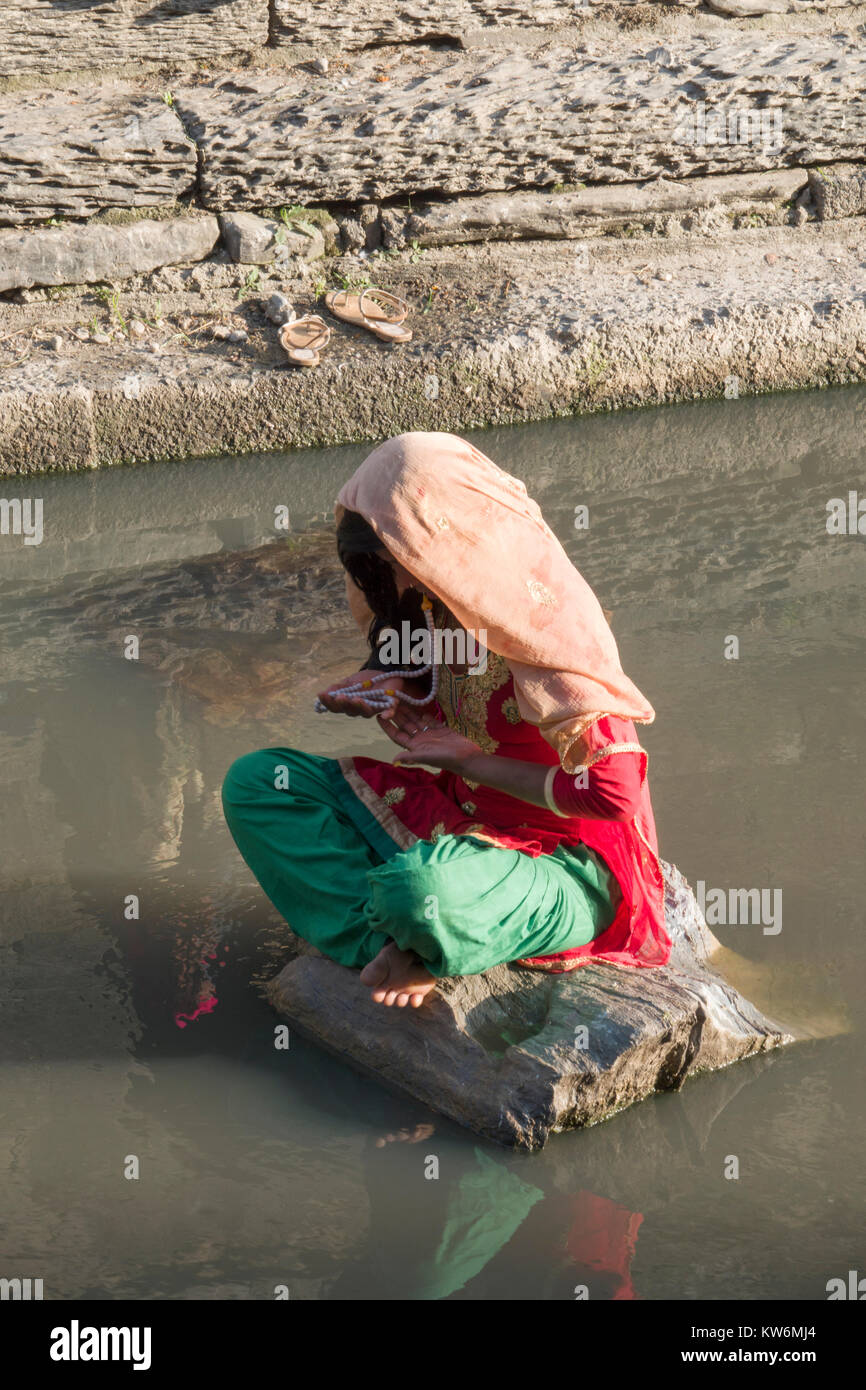 Betende Frau im Tempel, Pashupatinath, Kathmandu, Nepal Stockfoto