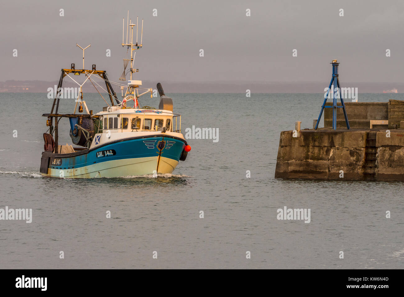 Fishing Trawler kehrt früh am Morgen zum Hafen zurück. Musselburgh, Schottland Stockfoto