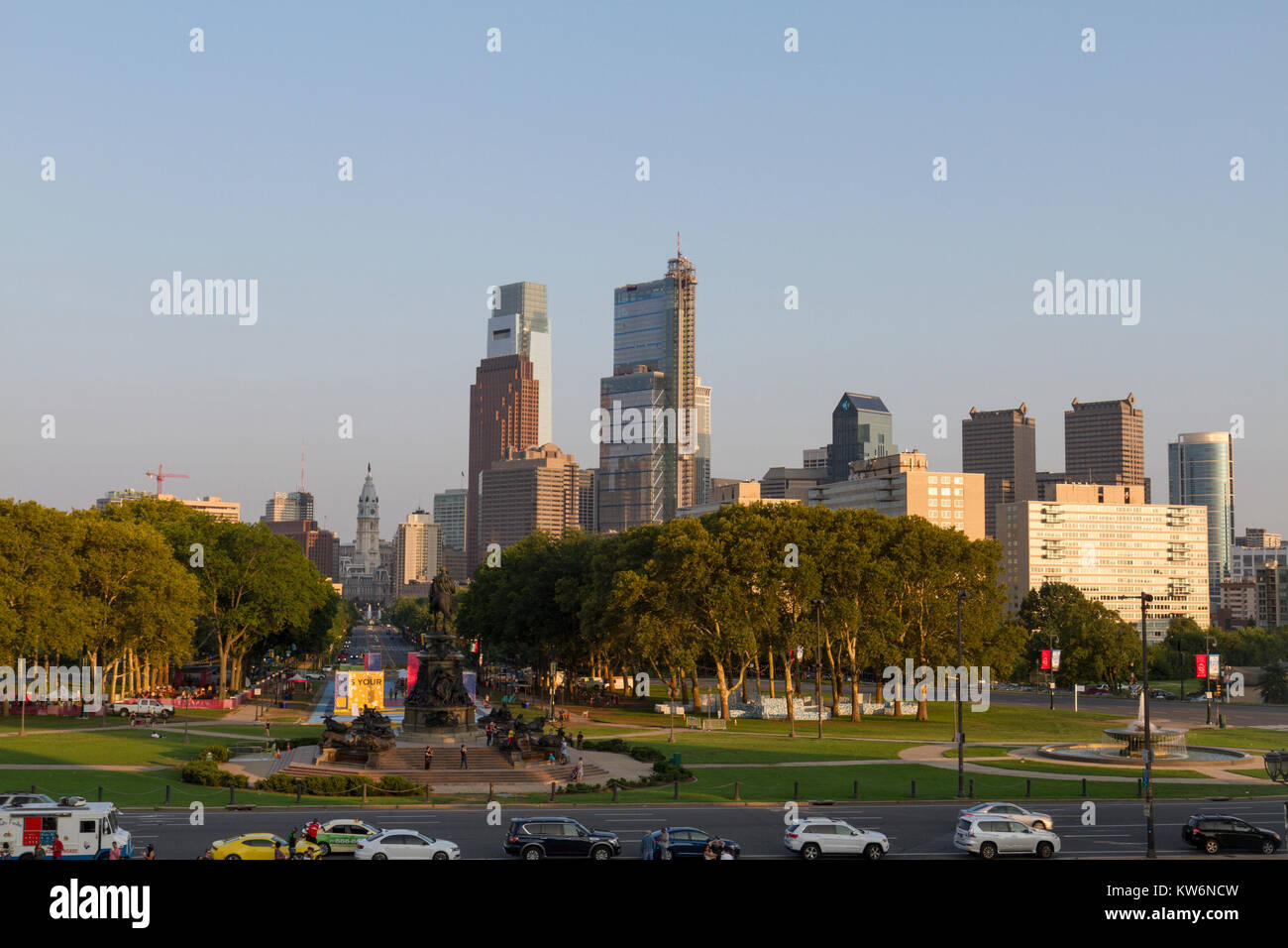 Die Skyline von Philadelphia gesehen, Benjamin Franklin Parkway, Philadelphia, Pennsylvania, United States. Stockfoto