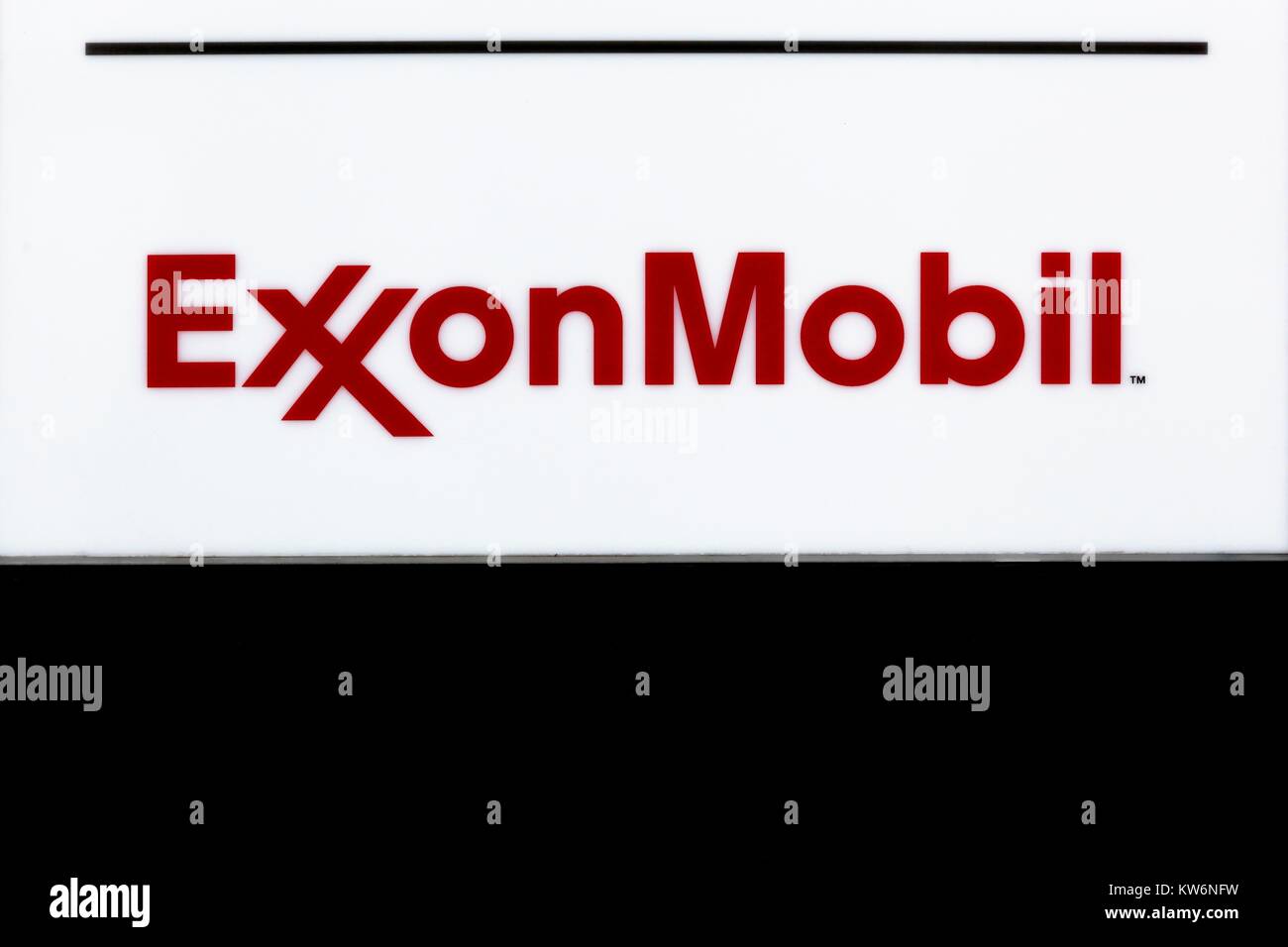 Hamburg, Deutschland - 21. Juli 2017: Exxon Mobil Logo auf eine Wand. Exxon Mobil Corporation ist ein US-amerikanischer multinationaler Öl und Gas Corporation Stockfoto