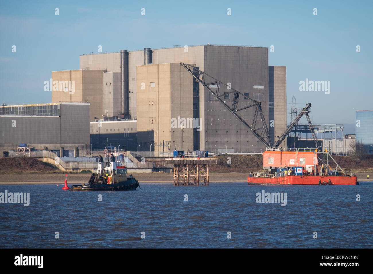 Schiffe, die auf den stillgelegten Mündungen im Kernkraftwerk Sizewell B in Suffolk, Großbritannien Stockfoto