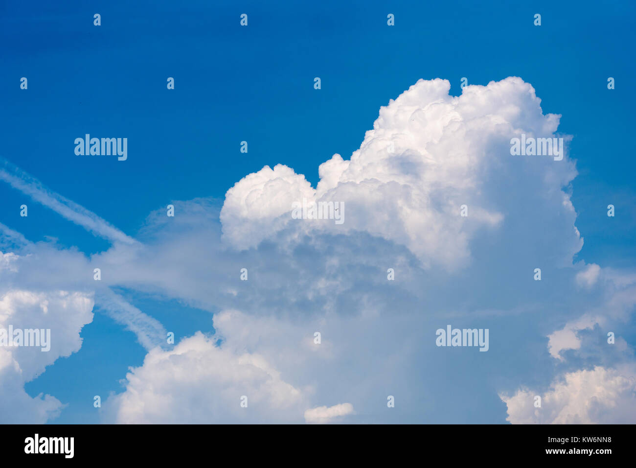 Wetterlage mit flauschigen Wolken im blauen Himmel Stockfoto