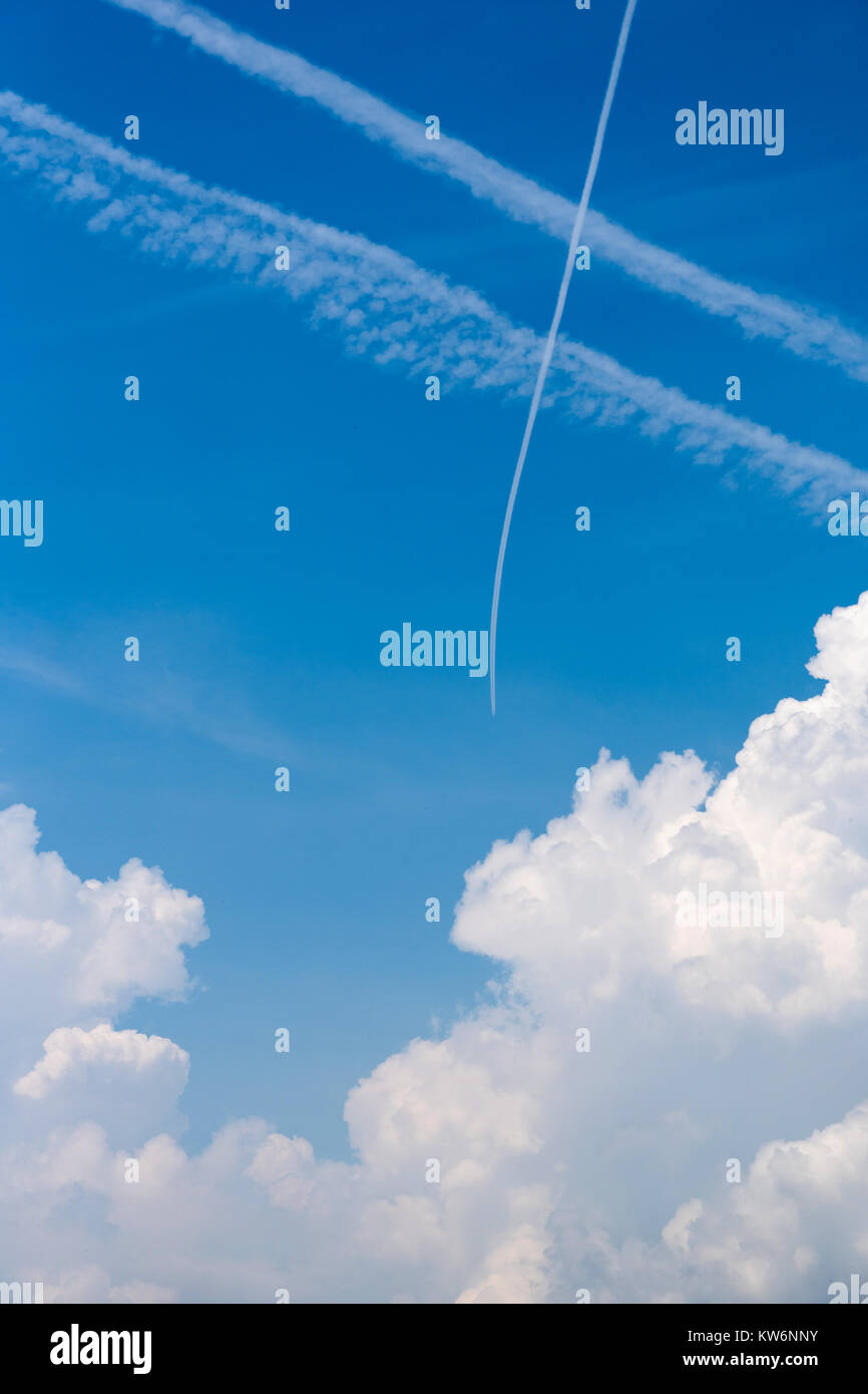 Wetterlage mit flauschigen Wolken im blauen Himmel Stockfoto