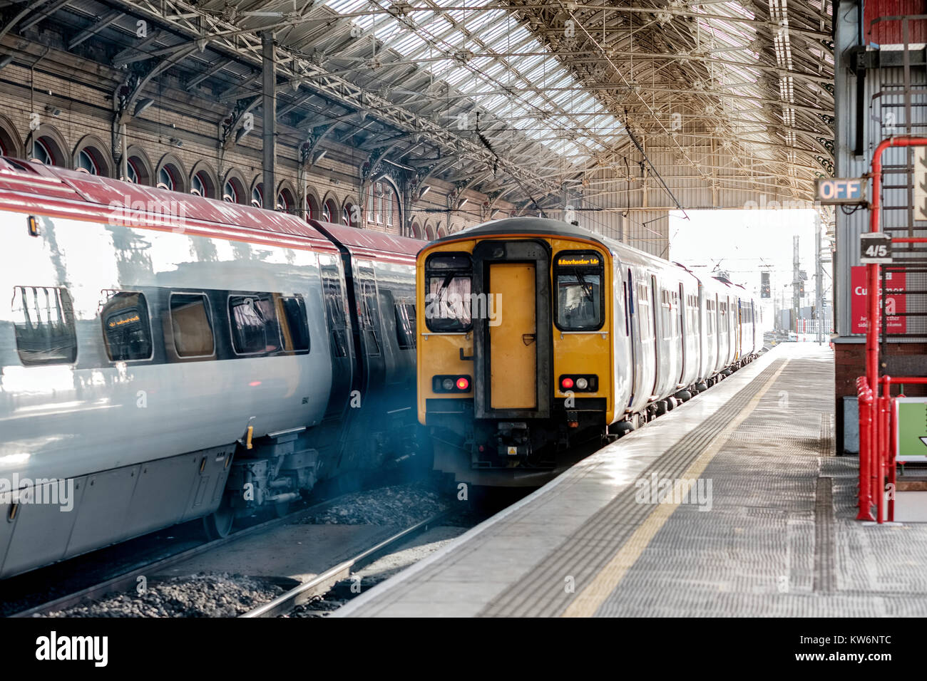 Zug fährt mit einem Hauch von Diesel Rauch Stockfoto