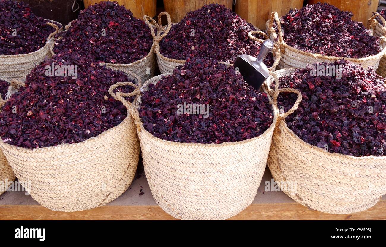 Nahaufnahme von 6 handgemachte Körbe voll Crimson getrocknete Hibiskusblüten' karkade' auf Marktstand in Kairo, Ägypten. Eine beliebte Infusion bei Feierlichkeiten Stockfoto