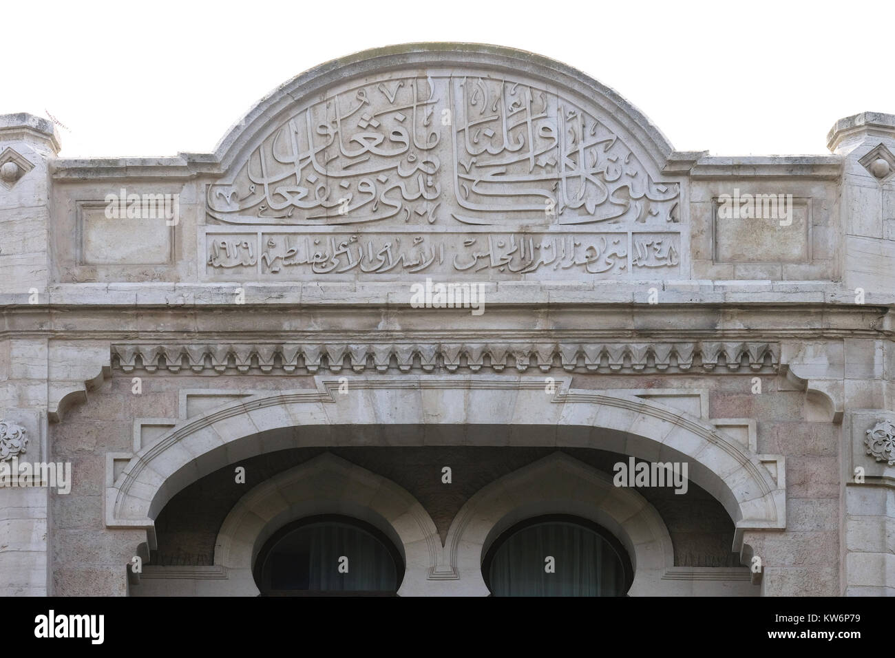 Eine Tafel auf Arabisch mit der Aufschrift: „Wir werden tun und bauen, wie sie gebaut und gebaut haben - 1929, Supreme Muslim Council“, ein Verweis auf diejenigen, die den Felsendom und die Al-Aqsa Moschee auf dem Tempelberg gebaut haben, bleibt an der Fassade des Waldorf Astoria Hotels in West Jerusalem Israel. Das Gebäude, das Palace Hotel genannt wurde, wurde 1929 vom Großmufti Hajj Amin-El Husseini in Jerusalem in Auftrag gegeben und sollte Teil eines muslimischen Universitätskomplexes sein, der damals die Trennungslinie zwischen Muslimen und Juden in Jerusalem war. Stockfoto