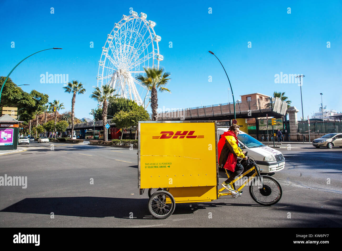 DHL Delivery Service, Rikscha-Kurier in Malaga, Spanien, Lieferer und Motorrad Stockfoto