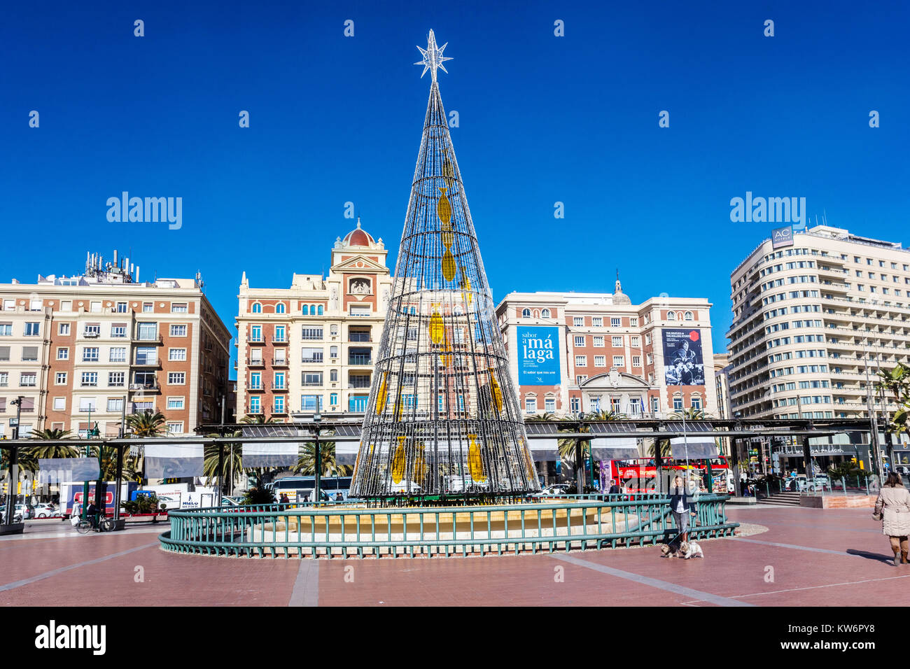 Malaga, Weihnachtsbaum auf der Plaza de la Marina, Spanien Stockfoto