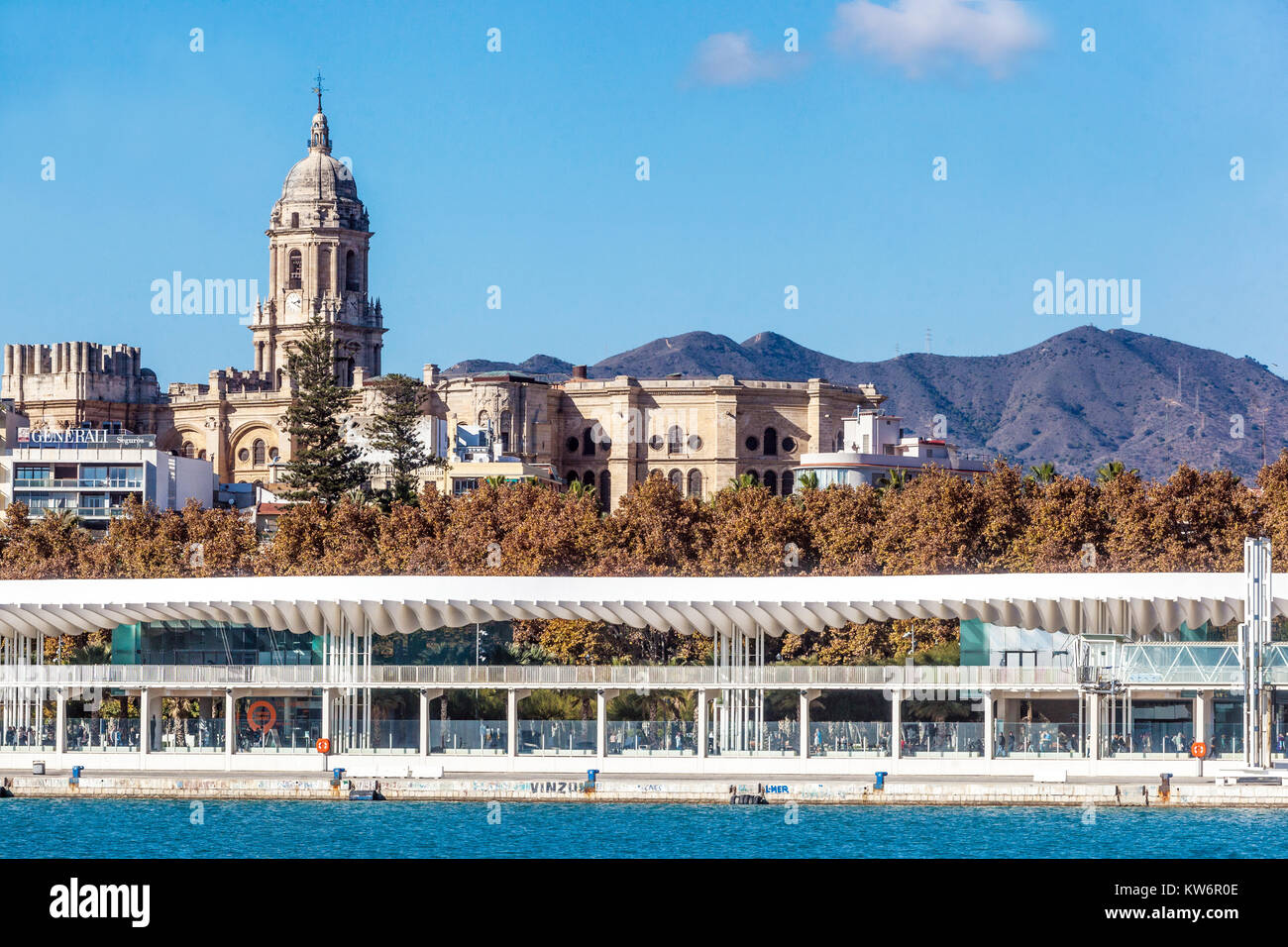 Die Kathedrale von Malaga Blick über Hafen Muelle Uno, Spanien Stockfoto