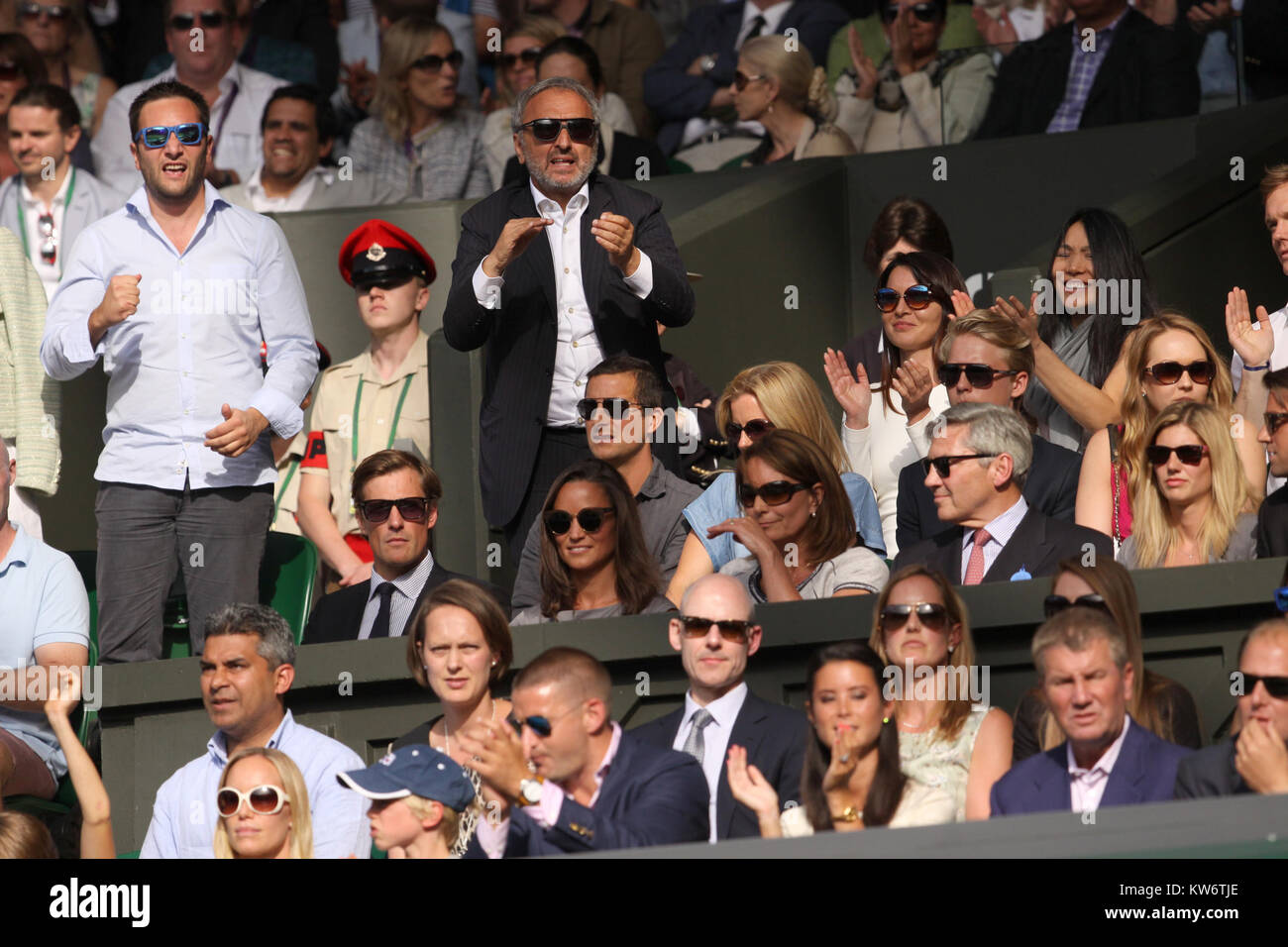 LONDON, ENGLAND - Juli 06: Novak Djokovic aus Serbien besiegt Roger Federer von der Schweiz während des Herren Singles Finale an Tag 13 der Wimbledon Lawn Tennis Meisterschaften bei den All England Lawn Tennis und Croquet Club am 6. Juli 2014 in London, England: Nico Jackson, Pippa Middleton, Carole Middleton, Michael Middleton Stockfoto