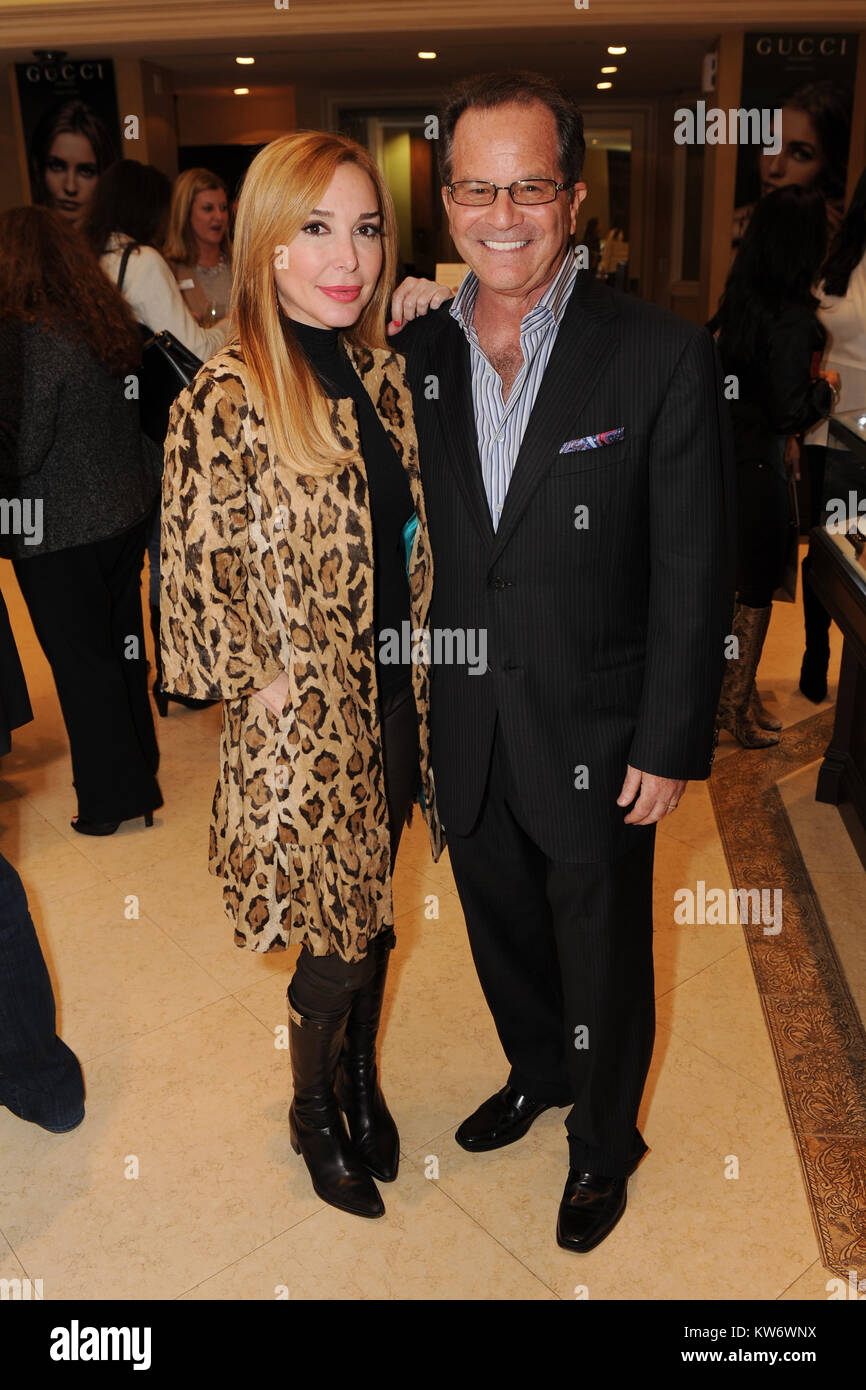 FORT LAUDERDALE FL - Dezember 11: Marisol Patton, Marc Levinson besuchen die Make A Wish Foundation Gala von Gucci gesponserte an Levinson Juweliere am 11 Dezember, 2014 in Fort Lauderdale, Florida Personen: Marisol Patton, Marc Levinson gehalten Stockfoto