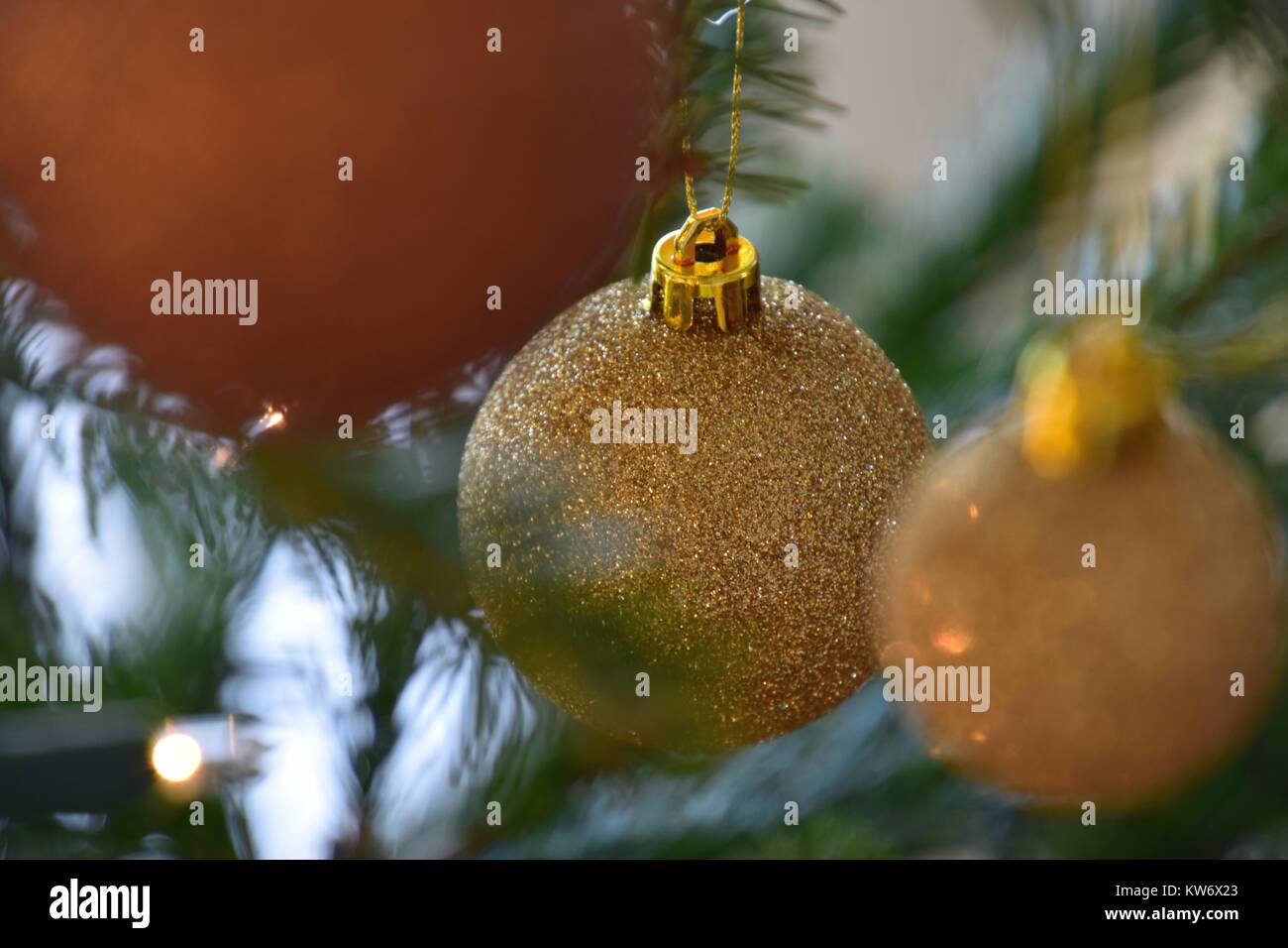 Glitzernden goldenen Kugel am Weihnachtsbaum dekoriert Stockfoto