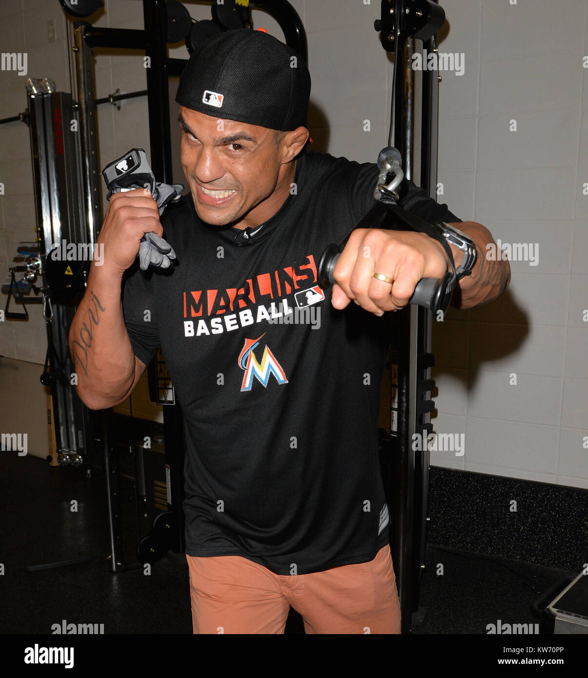 MIAMI, FL - 19. August: (exklusive Deckung) UFC Fighter Vitor Belfort zahlt  sich ein Besuch in seinem Miami Marlin Freunde und packt einen schnellen  Haarschnitt bei Headzup mit den Marlins Friseur Hugo "