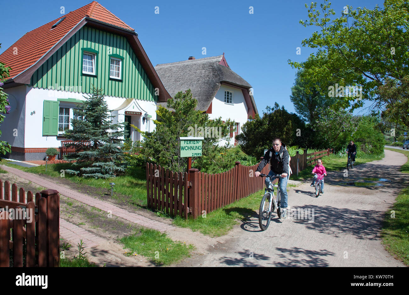 Ferienwohnung, Haus und strohgedeckte Haus im Dorf Ahrenshoop, Fishland, Mecklenburg-Vorpommern, Ostsee, Deutschland, Europa Stockfoto