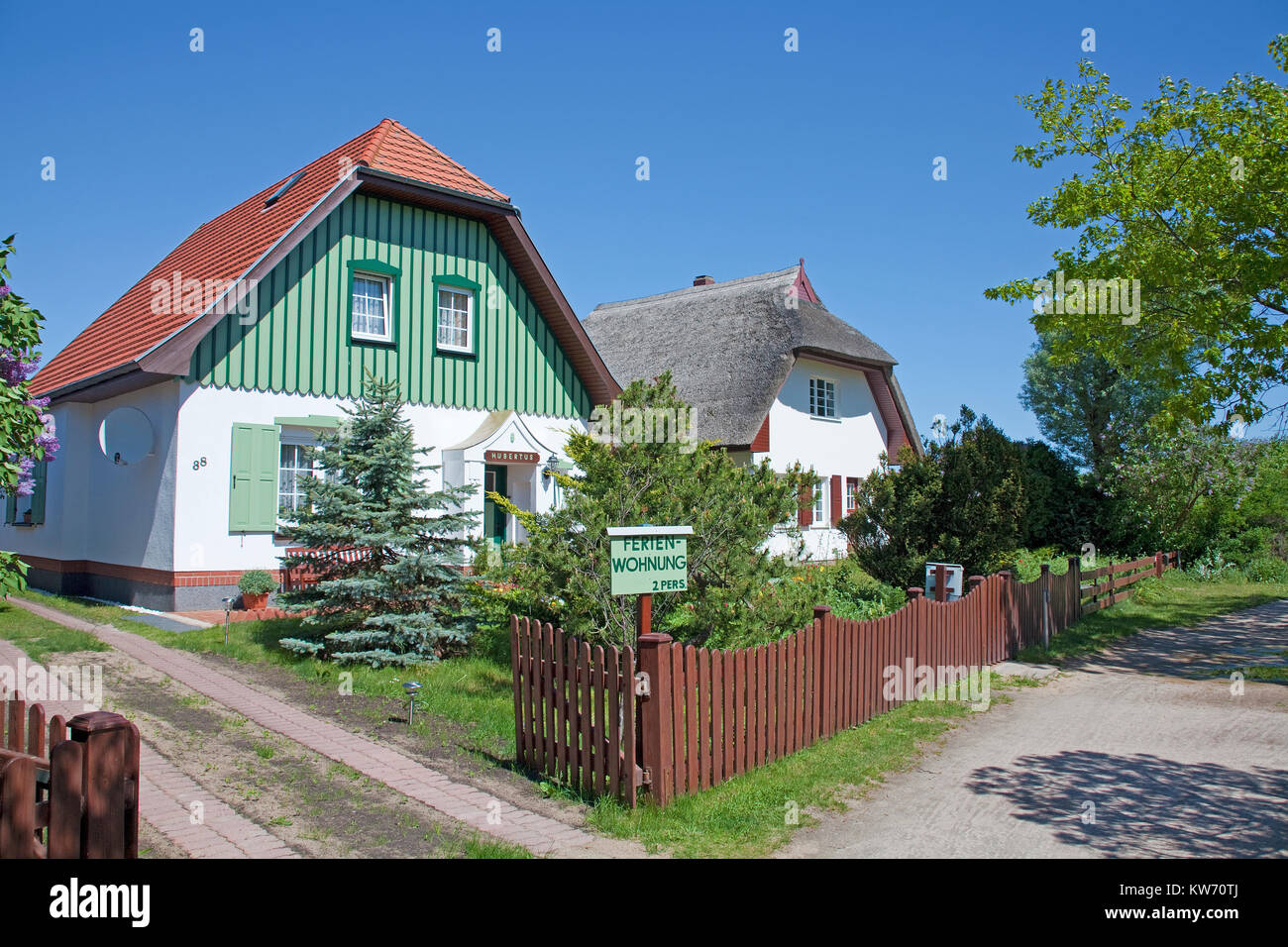 Ferienwohnung, Haus und strohgedeckte Haus im Dorf Ahrenshoop, Fishland, Mecklenburg-Vorpommern, Ostsee, Deutschland, Europa Stockfoto