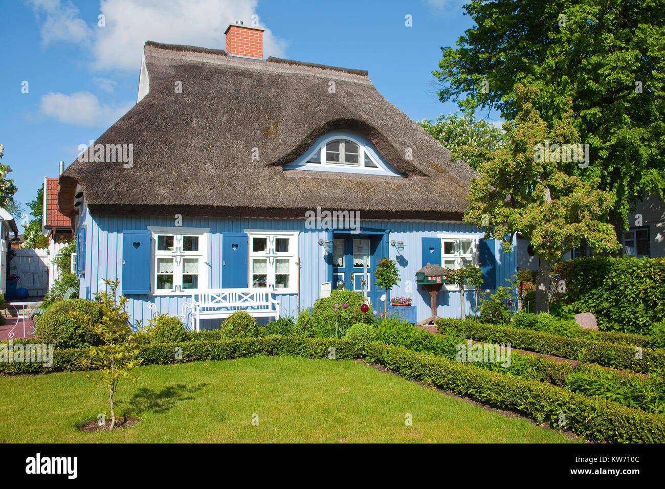 Typischen strohgedeckten Haus im Dorf Geboren am Darss, Fischland, Mecklenburg-Vorpommern, Ostsee, Deutschland, Europa Stockfoto