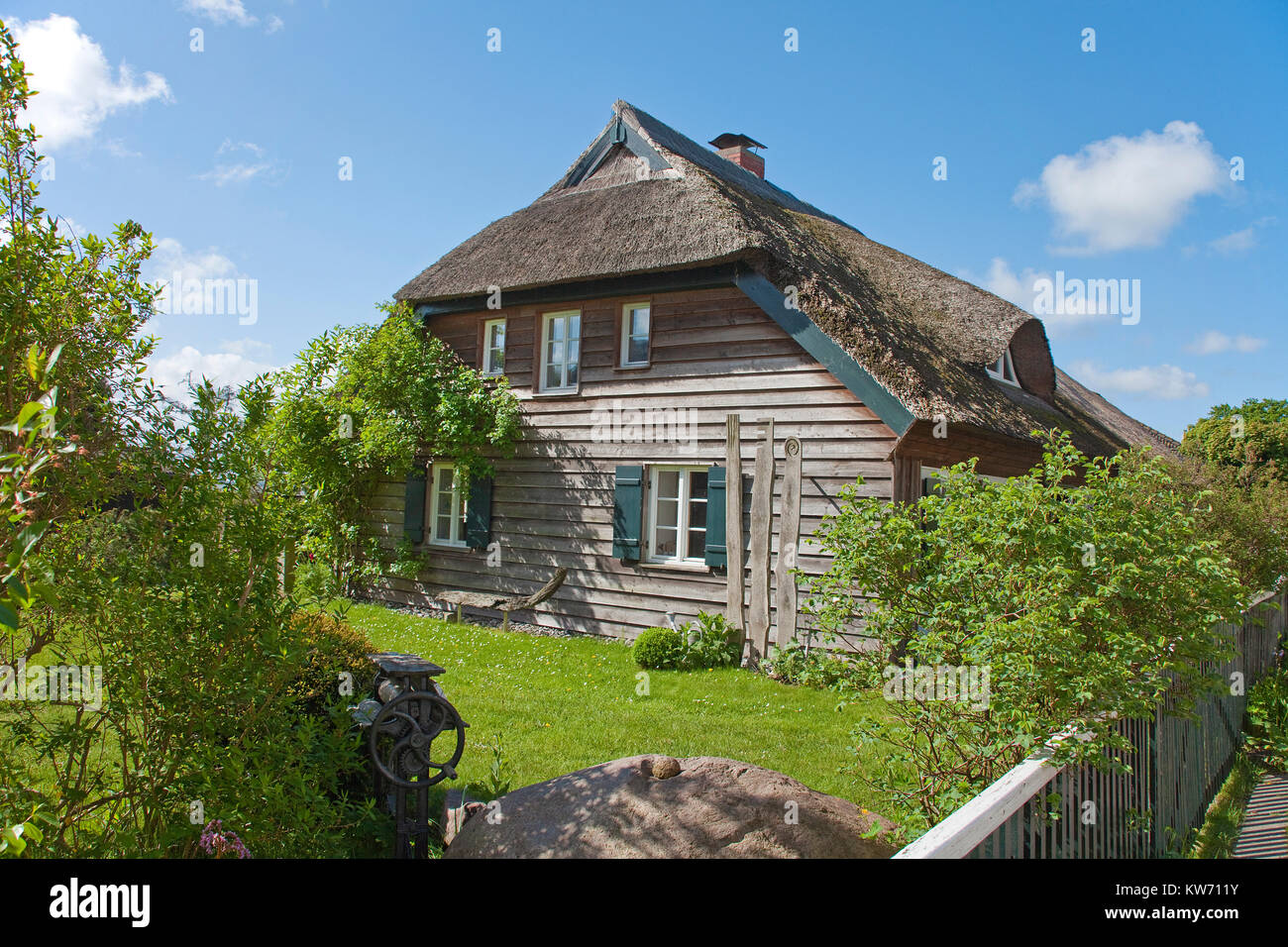 Typischen strohgedeckten Haus im Dorf Geboren am Darss, Fischland, Mecklenburg-Vorpommern, Ostsee, Deutschland, Europa Stockfoto