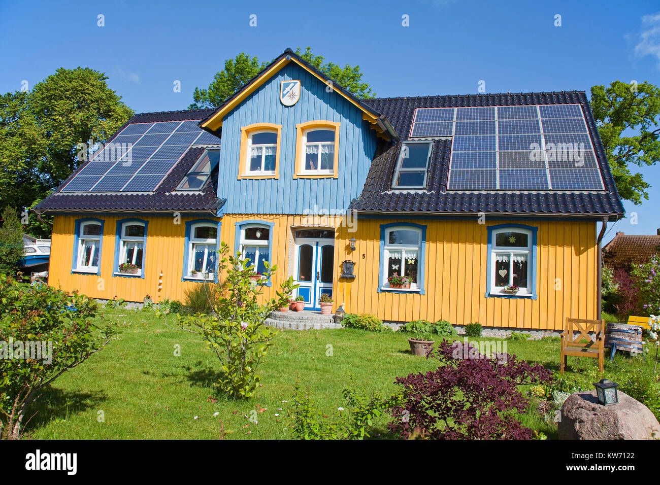 Holzhaus mit Photovoltaik auf dem Dach, Dorf Geboren am Darss, Fischland, Mecklenburg-Vorpommern, Ostsee, Deutschland, Europa Stockfoto