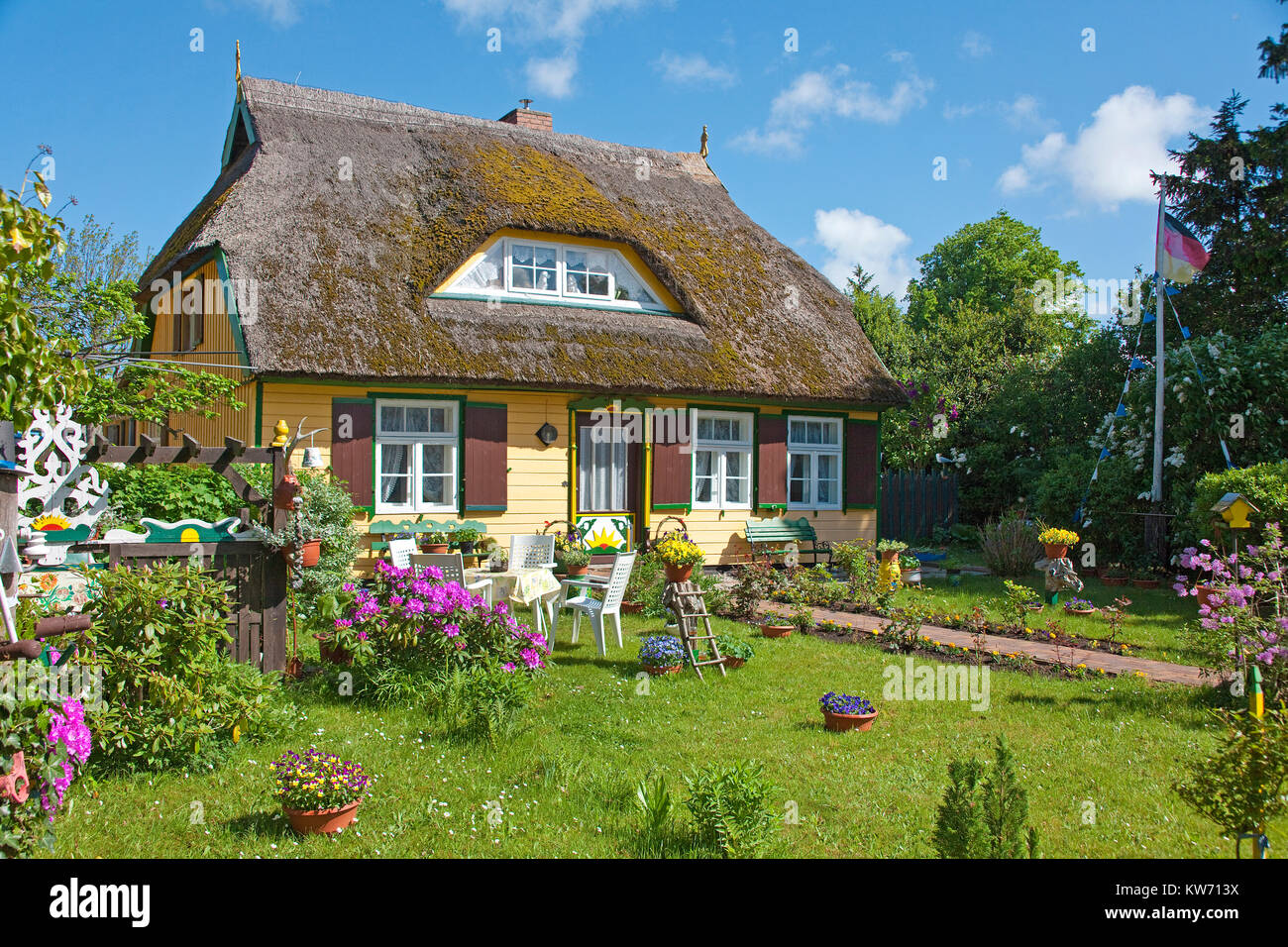 Traditionelle strohgedeckte Haus im Dorf Geboren am Darss, Fischland, Mecklenburg-Vorpommern, Ostsee, Deutschland, Europa Stockfoto