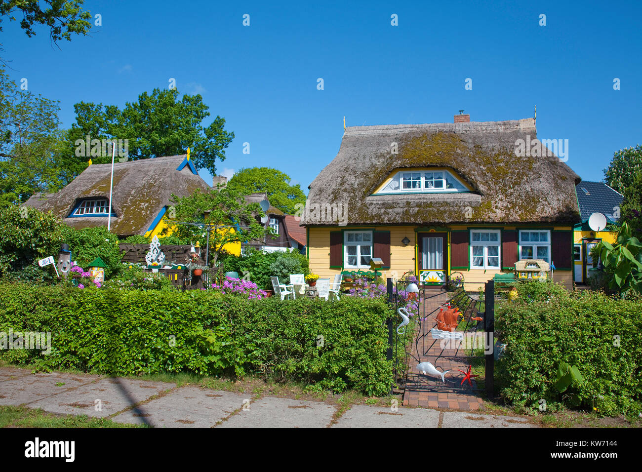 Traditionelle strohgedeckte Haus im Dorf Geboren am Darss, Fischland, Mecklenburg-Vorpommern, Ostsee, Deutschland, Europa Stockfoto