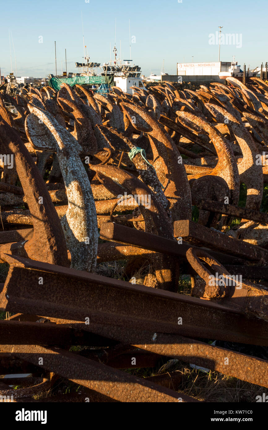 Rostiger Anker, für den Thunfischfang eingesetzt, außerhalb der Saison auf trockenem Land gestapelt im Hafen von Barbate, Costa de la Luz, Andalusien, Spanien. Stockfoto