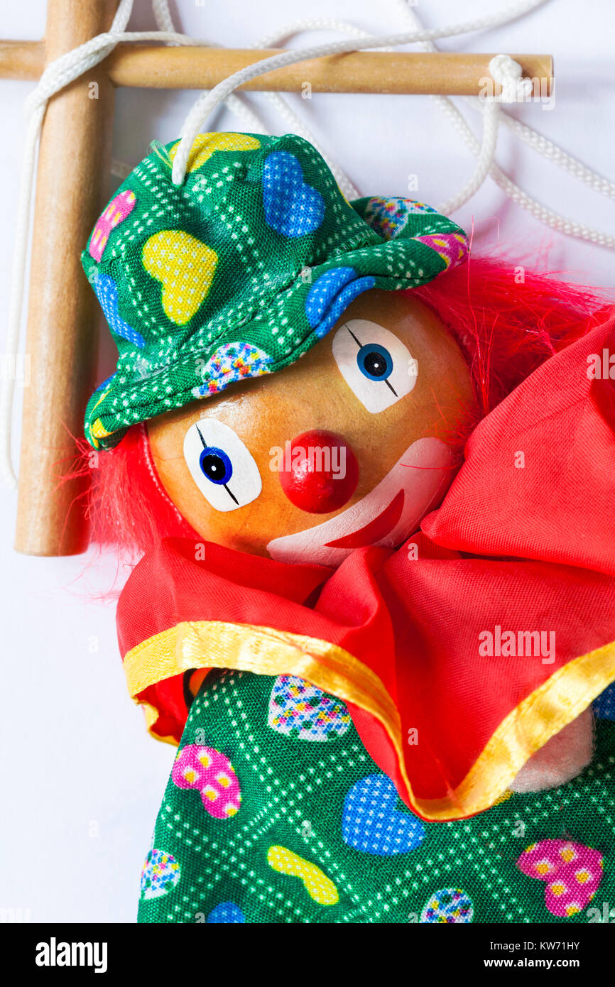 Clown puppet mit Streichern auf weißem Hintergrund Stockfoto